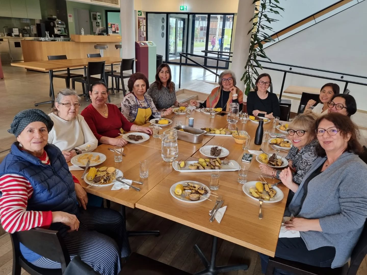 Wir schließen den Monat mit schönen Eindrücken aus dem Kitchen Lab ab. Vielen Dank, Cipriana, für das Teilen des köstlichen Anticuchos-Rezepts und für die warme Atmosphäre.
Gemeinsam kochen, lernen und verbinden
----
Last but not least
We’re closing the month with some beautiful moments from Kitchen Lab. Thank you, Cipriana, for sharing the delicious recipe for anticuchos and bringing such warmth to our table.
Cooking, learning and connecting, together
----
Cerramos el mes con broche de oro, les compartimos estos lindos momentos de Kitchen Lab. Gracias, Cipriana, por compartir con nosotr@s la deliciosa receta de anticuchos y por llenar el espacio de sabor y calidez.
Cocinar, aprender y conectar, junt@s
#ETKultur #KitchenLab #interAct #communitycooking #InterculturalExchange