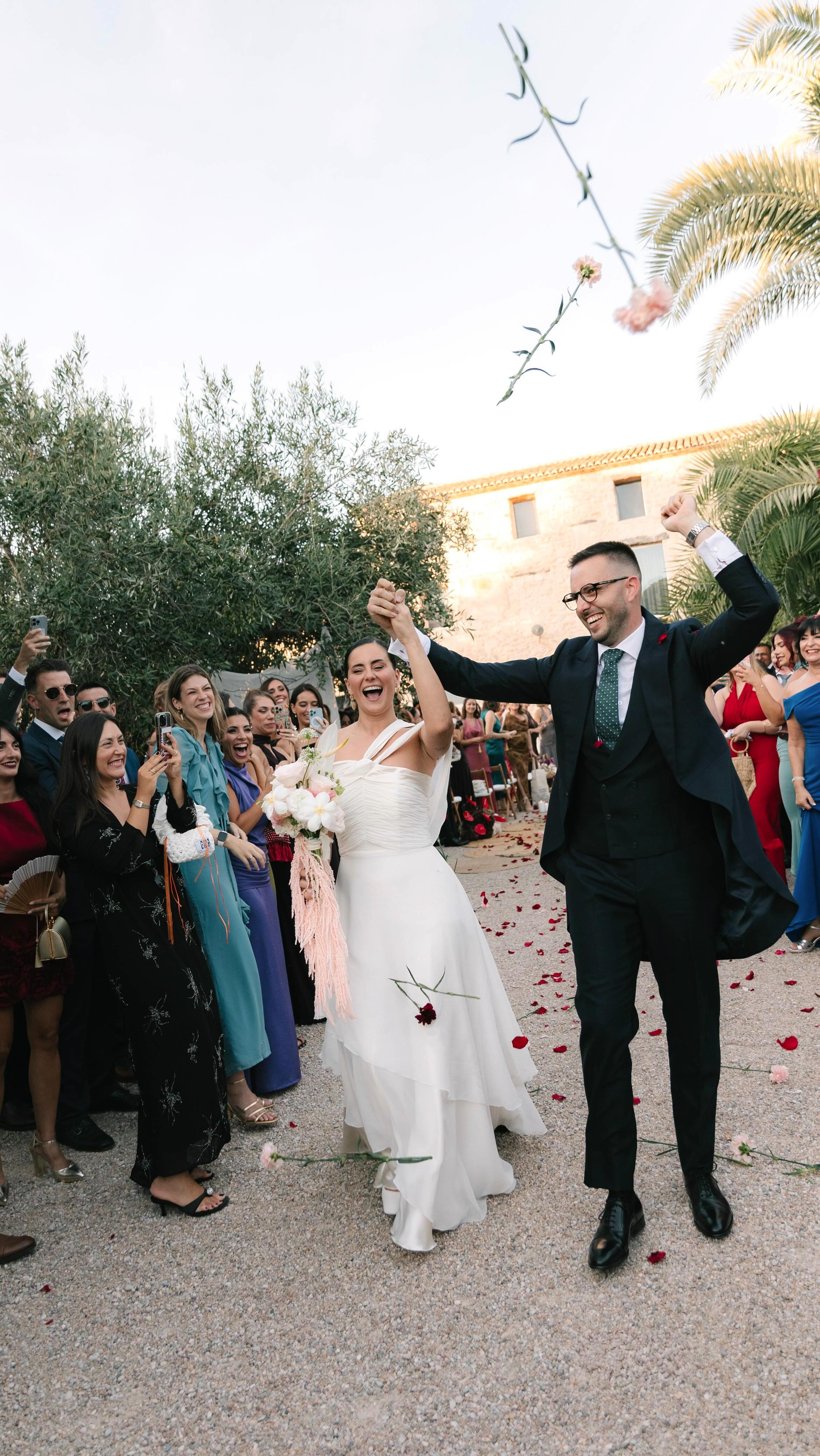 Hay bodas especiales y luego están las que se viven desde el corazón.
Y es que este es sin duda mi trabajo más importante hasta la fecha. Solo puedo dar las gracias por confiar siempre en mí, apoyarme incondicionalmente y dejarme crear este recuerdo para vosotros de un día tan especial, que sin ninguna duda, jamás olvidaremos.
@momentosdeunavida_
@eventosdealgodon
@casabenigalip
@esencia_floral
@bund
@raquel_aleman_novias
@raquelcastillo
@mely_scissorhands
@himnoticos
@sweetsistersteam