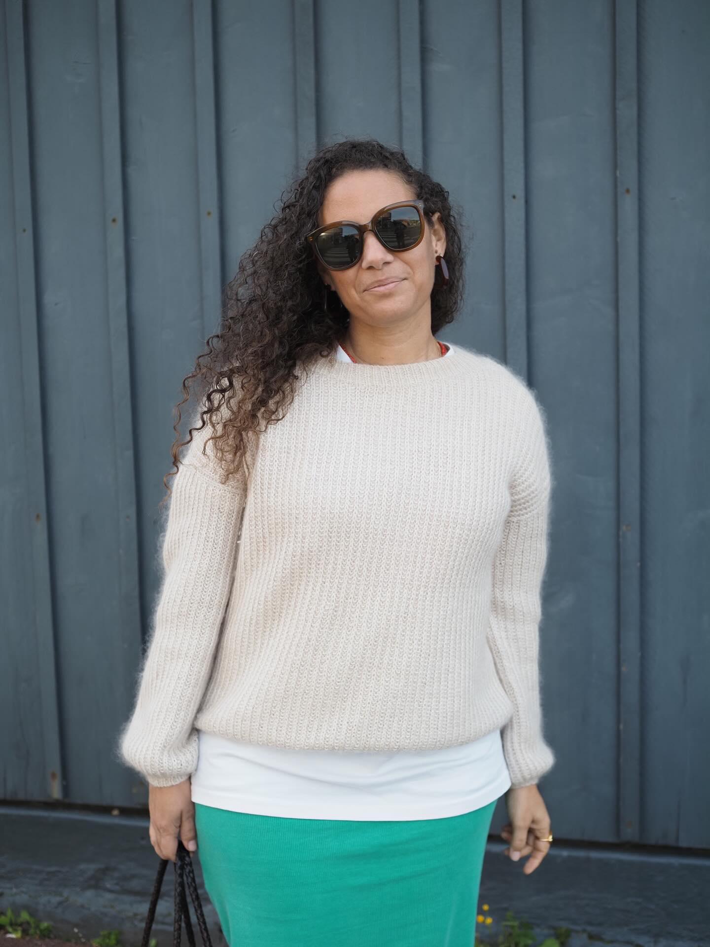 On est lundi, ☀️ mais ça ce sont les photos d’hier. Un dimanche à l’océan. Soleil, tricot, les amis, l’océan, la famille et un pull tout de même.
BRUNE se tricote de haut en bas sans couture. 🐚 Il est tout en point texturé de demi-côtes anglaises. Ce point n’est pas compliqué mais il n’avance pas aussi vite que du jersey. Faut bien l’avouer. Mais on a un pull vraiment confortable et ça ça vaut le coup.
Fils . @lainamouree
🍿 Retrouvez La Fiche tricot en 9 tailles en français et en anglais sur Ravelry et www.AtelierEmilie.com
___________________________________
#atelieremiliedesigns #pullbrune
Tricot Knit knitting tricot