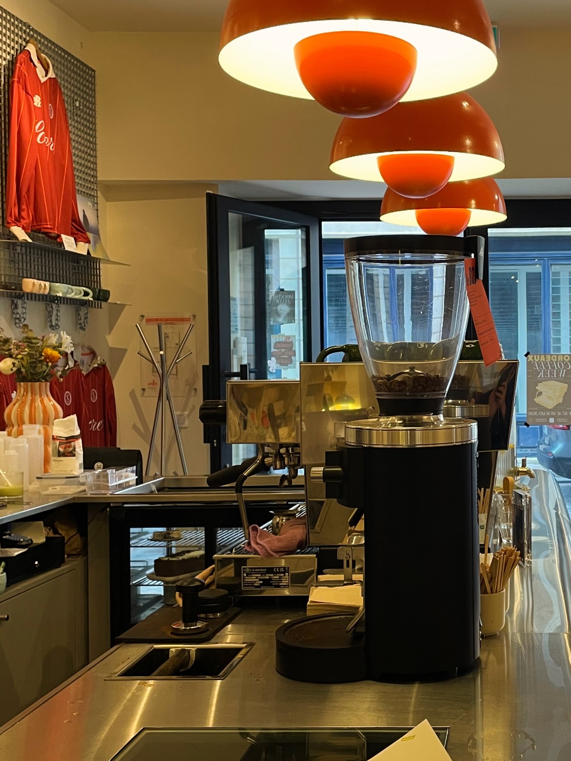 « Session Labo au Café Sonore. ☕️🎧 »
Quoi de plus juste que ce lieu pour peaufiner l’univers de MiniPOPcast ? Entre deux vinyles et sous les lumières Flowerpot, je prends le temps d’accorder mes images avec vos souvenirs.
Aujourd’hui, c’est une « mise au point » créative avec une spécialiste du podcast Marlene de @ca_va_pulser On décortique le rythme, on cherche le bon grain sonore et on s’assure que chaque épisode soit une immersion totale. ✨🎙️
Parce que vos histoires méritent la même exigence qu’un disque que l’on chérit.
(Swipez pour découvrir les coulisses de cette séance de travail et mon trait de crayon d’un peu plus près. 👇)
#CafeSonore #MiniPOPcast #FlowerpotLamp #IllustrationSonore