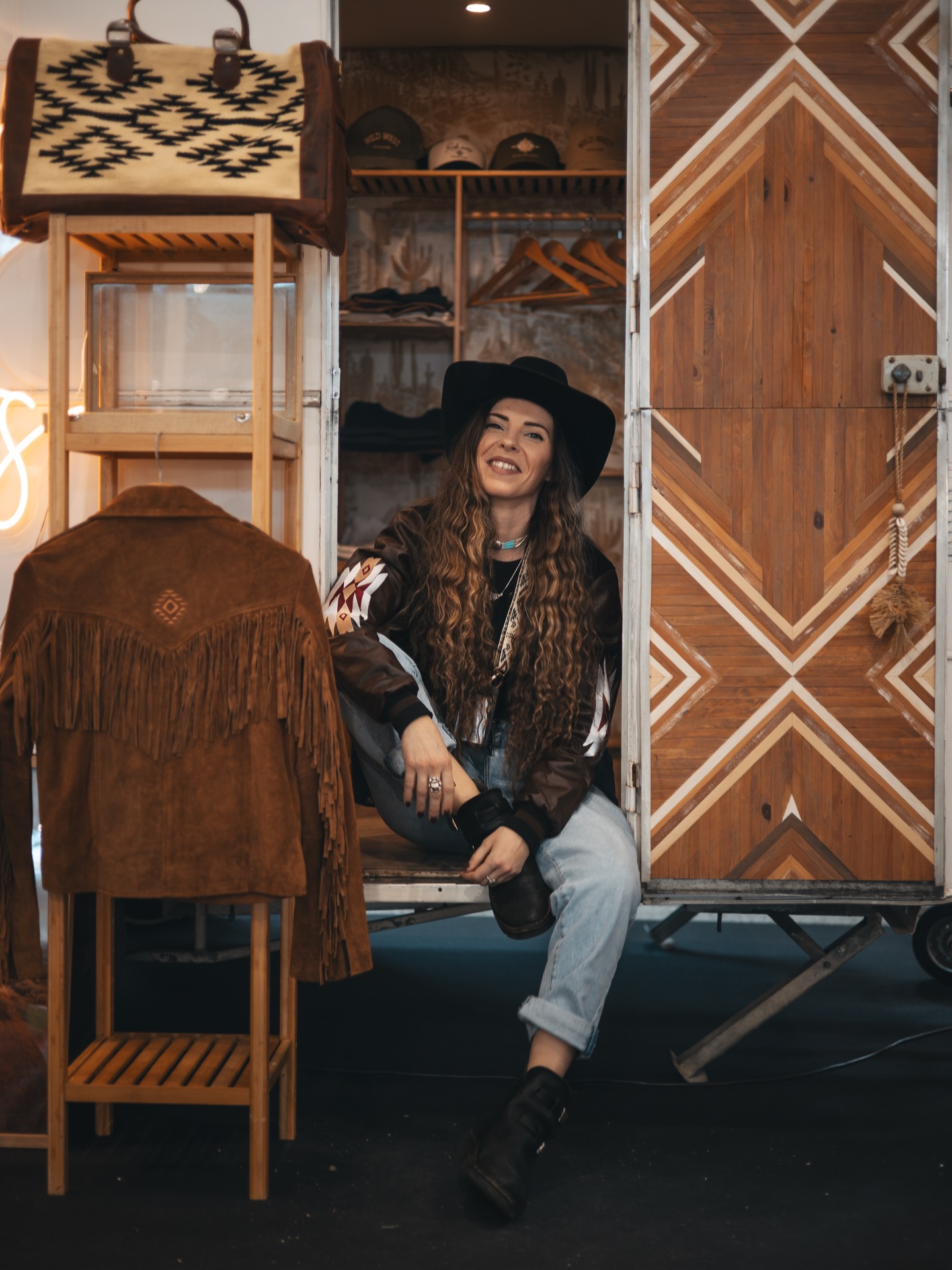 Merci à toutes celles et ceux qui sont venus rendre visite à notre super équipe au Salon du Deux-Roues pour notre deuxième participation 🫶
Vous avez été incroyables.
On a adoré chaque rencontre. Revoir des visages familiers, en découvrir de nouveaux, échanger autour de notre passion commune, partager des fous rires, recevoir vos encouragements… Ces moments-là valent tout.
Ce salon, c’est bien plus qu’un stand. C’est la preuve vivante que notre projet rassemble, qu’il avance, qu’il grandit. Vous nous avez boostés, challengés, inspirés. Et surtout, vous nous rappelez pourquoi on fait tout ca 🤍.
Bref, si notre belle aventure continue à vivre malgré un contexte parfois compliqué, c’est grâce à vous. Grâce à votre confiance, votre fidélité et votre énergie. Vous nous permettez de vivre le projet de nos rêves, et ça, ça n’a pas de prix 🙏
Un merci tout particulier à l’équipe qui a représentée la marque cette année sans qui ce salon n’aurait pas été le même 🌞
On a aussi eu le plaisir de vous présenter plusieurs nouveautés qui arrivent très bientôt et il y en a une qui vous a particulièrement plu 👀
On l’a glissée plusieurs fois dans nos photos.
Est-ce que vous l’avez repérée ?
Et surtout… est-ce qu’elle vous plaît ?
#photodump #salondu2roues #smallbusiness #mercipourtout