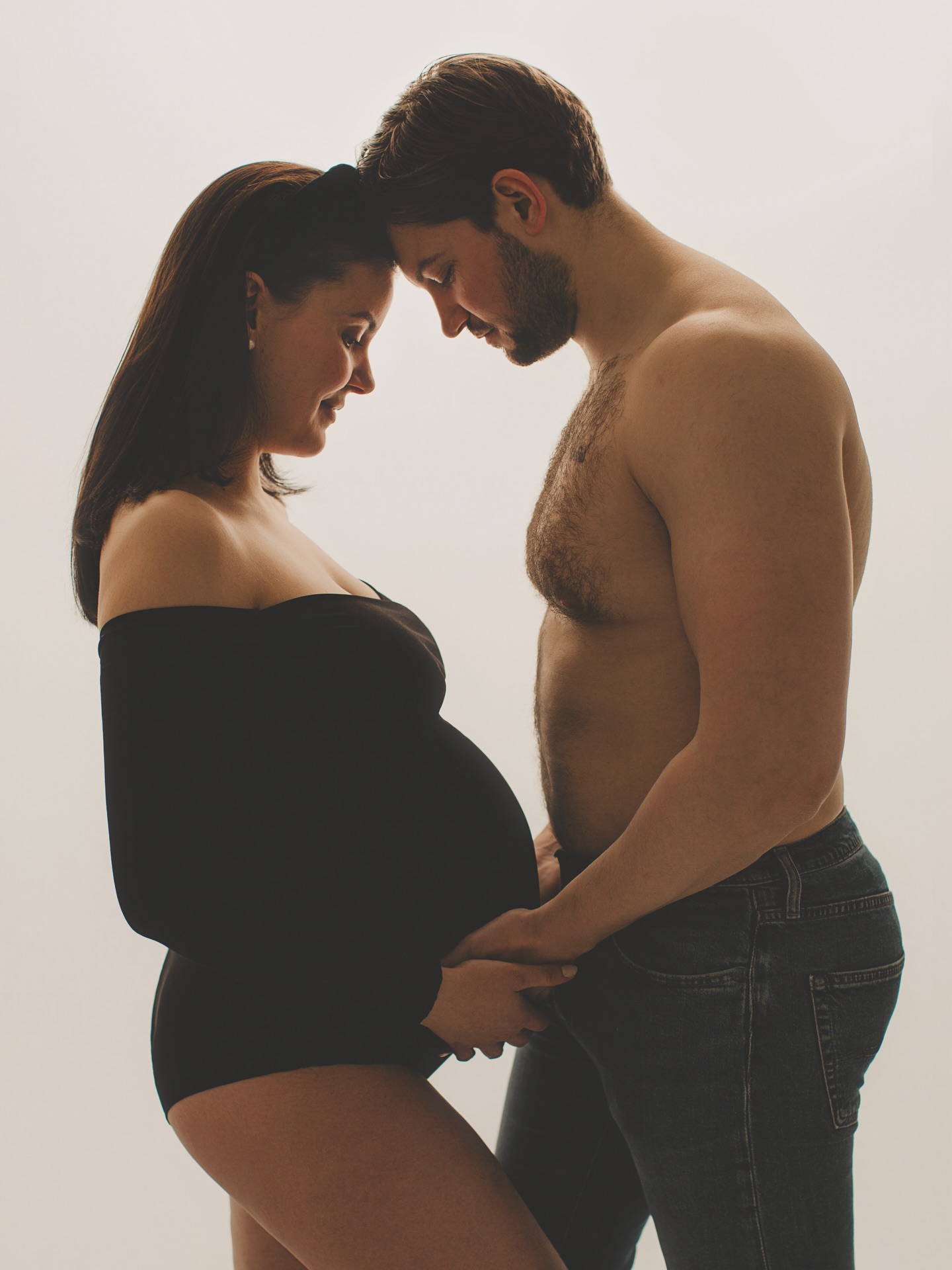 7️⃣ GRÜNDE für ein Babybauch-Shooting 🌟
1. Diese Zeit kommt nie mehr zurück ✨ – die Monate deiner Schwangerschaft sind einzigartig und verdienen es, festgehalten zu werden.
2. Das größte Wunder deines Lebens 🤰wächst gerade in dir, zusammen mit deiner Vorfreude auf dein Baby – bewahre diese kostbaren Momente in Bildern.
3. Ein Geschenk für dein Kind 📷 – später wird dein Kind spüren, wie sehr es schon vor der Geburt geliebt wurde.
4. Selbstliebe & Wertschätzung ❤️ – nimm dir bewusst Zeit, dich schön zu fühlen und deine Schwangerschaft zu feiern.
5. Familienzeit der besonderen Art – genieße mit deinem Partner und älteren Kindern 🧑🧑🧒🧒 einen Tag voller inniger und lustiger Momente, die euch lange begleiten werden.
6. Professionelle Umsetzung – mit passendem Licht, 💡 traumhafter Location und liebevoller Inszenierung entstehen Bilder, die weit über Schnappschüsse hinausgehen.
7. Vielleicht ist es deine einzige Schwangerschaft 🤰 – niemand weiß, ob man nochmal Mama werden darf. Jetzt ist der Moment, deinen Babybauch festzuhalten.
👉 Lass uns gemeinsam unvergessliche Erinnerungen schaffen – sichere dir jetzt deinen Termin für dein Babybauch-Shooting! 📷❤️🤰
Eure Chen 🥰
📱0176-444 535 45
💌 chen@loveberry.photography
www.loveberry.photography
#babybauchshootingmünchen #schwangerschaftsshooting #schwangerinmünchen #babybauchbilder #fotoshootingmünchen