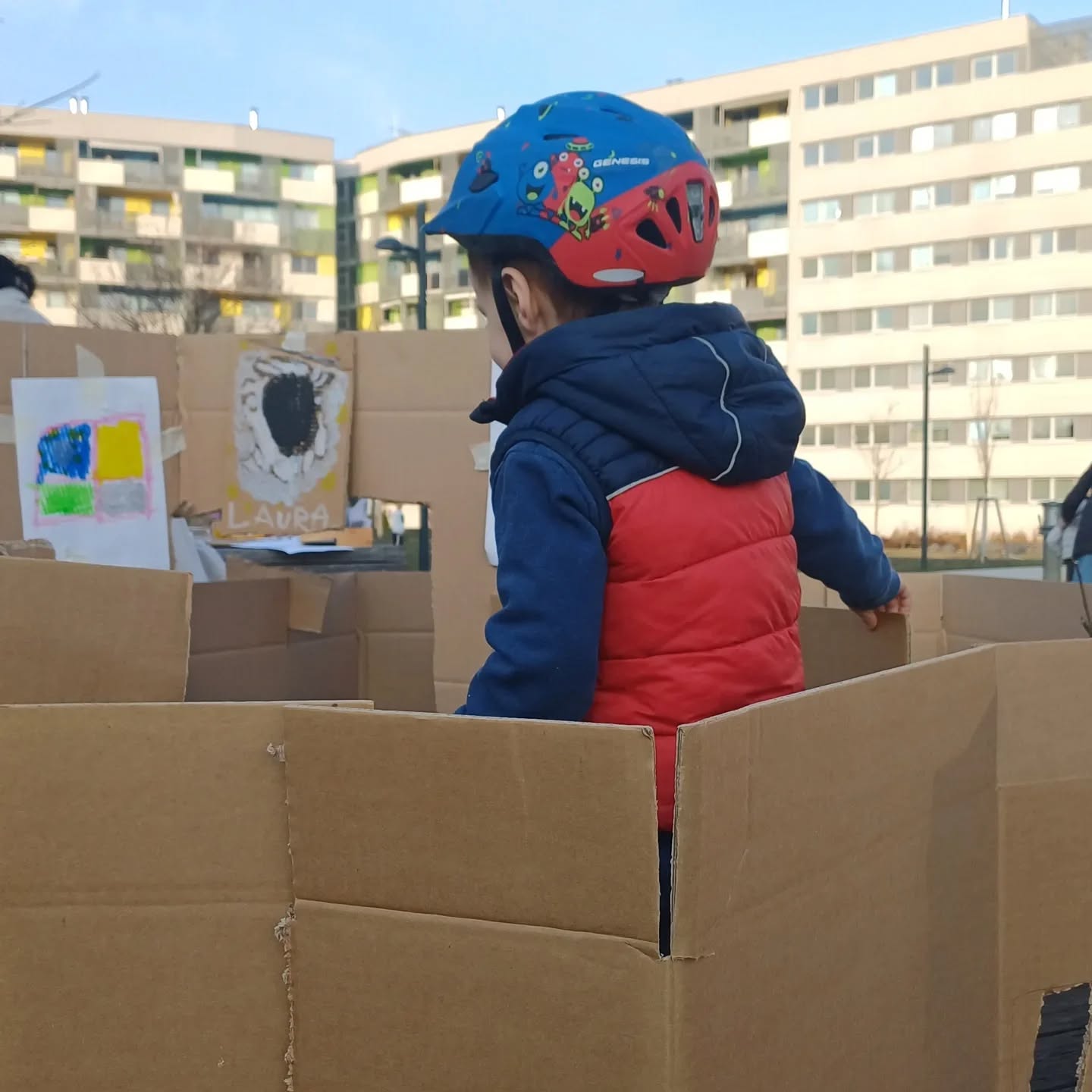Karton-Wohnhausanlage im Ladinigpark.
#parktbetreuung
#aktivspielplatzrennbahnweg
#institutfürerlebnispädagogik