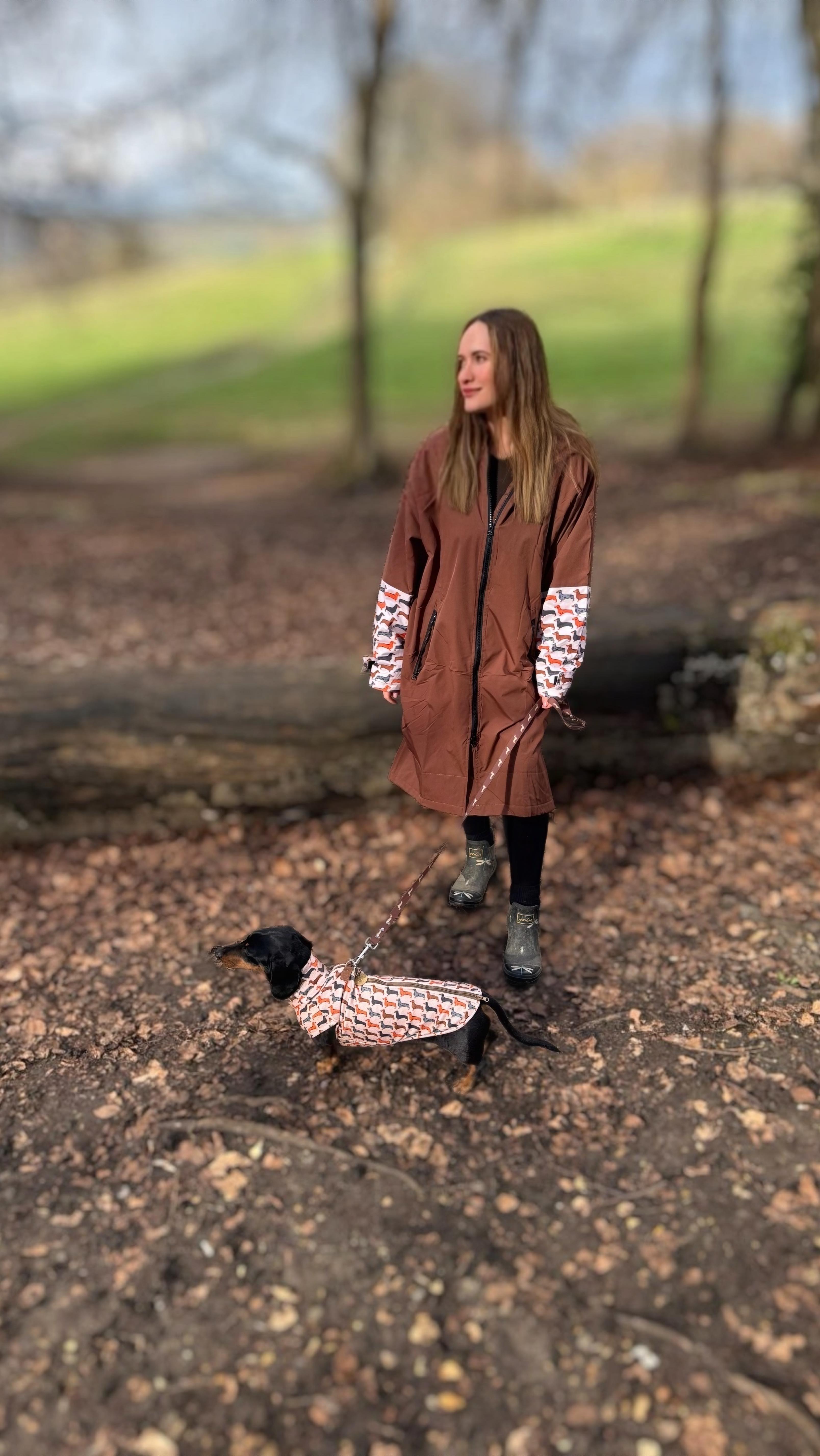 Crufts is nearly here… and here’s our second sneak peek 👀
Introducing The Doxie Burrow Coat 🤎
Super warm, plush and fully waterproof. It’s made for crisp countryside days and all your favourite doxie walks. 🐾
Finished with our signature sophisticated sausage print on the sleeves. 🌭
Will you be trying one on at Crufts? 💚
#coat #doxiewalk #crufts #dachshundreels #matchymatchy