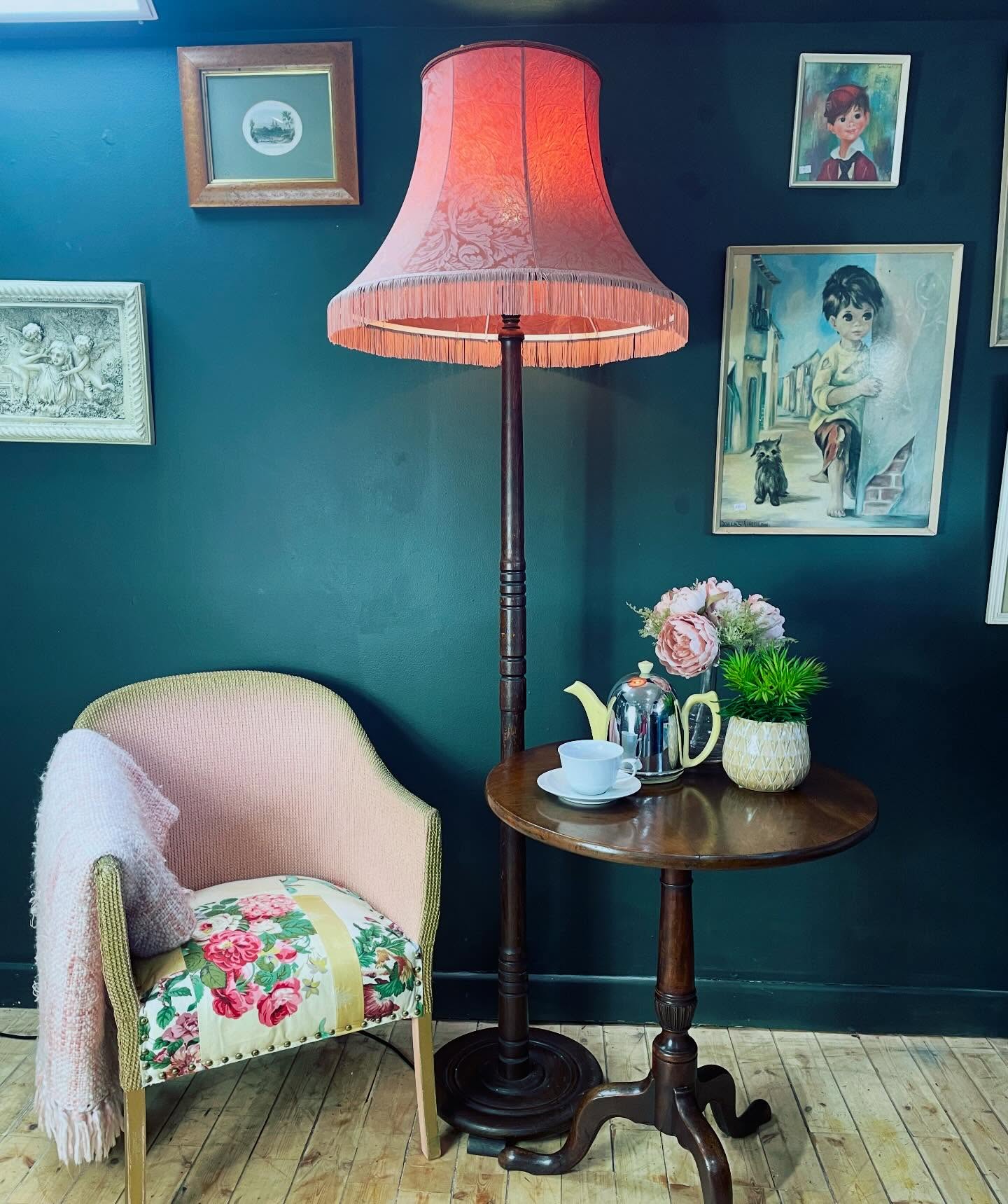 If you’re looking for the ‘granny chic’ vibe, you’ve come to the right place! This little combo of Lloyd Loom patchwork chair and standard lamp with fringing says it all.
Lovely pink wicker chair has gold edging and sprung seat covered with gorgeous floral mix fabrics. A nice comfortable seat for use indoor or out £55
Standard lamp with mahogany base and lovely peach/pink floral shade. New wiring, on/ off clicker, long flex. £85
#lloydloom #grannychic #patchwork #floral #standardlamp