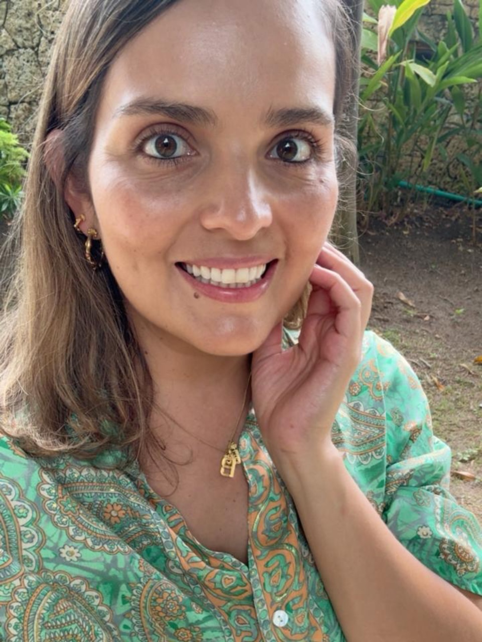 Vivir y ser feliz ✨ Un límite bien puesto y que me cambió la vida fue este: en el 2017 decidí abrir mi propio consultorio de psicología 🧠
Tenía miedo porque lo más seguro para mi en el contexto en el que crecí era ejercer como abogada. Pero por dentro… no me sentía del todo ahí 🙇🏼♀️
Sabía que quería ejercer la psicología a mi manera. Tener mi consultorio, ser independiente, tener mi flexibilidad… eso era lo que sonaba muy coherente conmigo 💌
Pero el miedo en mi cabeza decía: “Y si no funciona?”, "¿Y si me equivoco?”… 🗣️
El miedo me acompañó al comienzo, pero entendí que no podía seguir dejando que decidiera por mí 💖
El límite fue este: No seguir eligiendo comodidad o seguridad si eso implicaba traicionarme 👌🏻
Y arranqué, con dudas, pero con honestidad hacia mi misma.
A veces, el límite más difícil no es hacia otros.
Es dejar de postergarte 🙌🏻🍃
#psicologia #saludmental #bienestar #amorpropio #limites