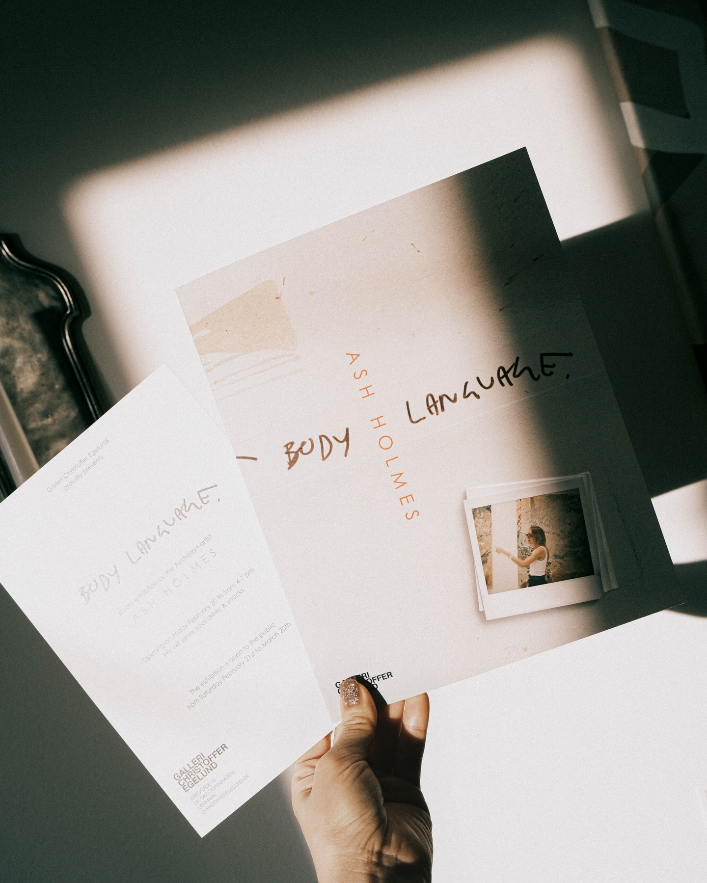 🌌
The very first place I visited after arriving in Denmark.
Encountering a beloved work in a different city at just the right moment felt strangely like fate.
It was a chance to see how the work breathes within a physical space once it moves beyond the small screen.
Knowing that the artist I love exists and that I can see their work up close.
There is also a gallery that makes such an encounter possible.
🕯️
That single moment remains in my heart much longer and more quietly than I ever expected.
* A beautiful space, and a kind gallerist who makes it even more special.
-
덴마크에 도착하자마자 가장 먼저 찾은 곳
애정하던 작품을 다른 도시에서 때마침 만나게 된 일은 묘하게도 운명처럼 느껴진다.
작업이 작은 화면을 넘어 공간과 어떻게 호흡하는지 직접 느낄 수 있는 경험.
좋아하는 작가가 동시대에 살고 있다는 것과, 그 작품을 가까이에서 볼 수 있다는 것.
그리고 그 만남을 가능하게 하는 갤러리가 있다는 것.
그 순간은 생각보다 오래, 조용히 마음속에 남는다.
* 아름다운 공간에 다정한 갤러리스트가 있는 곳
@gallerichristofferegelund
@ashholmesart
#beautifulgallery #beautifulartwork
#gallerichristofferegelund
#ashholmesart