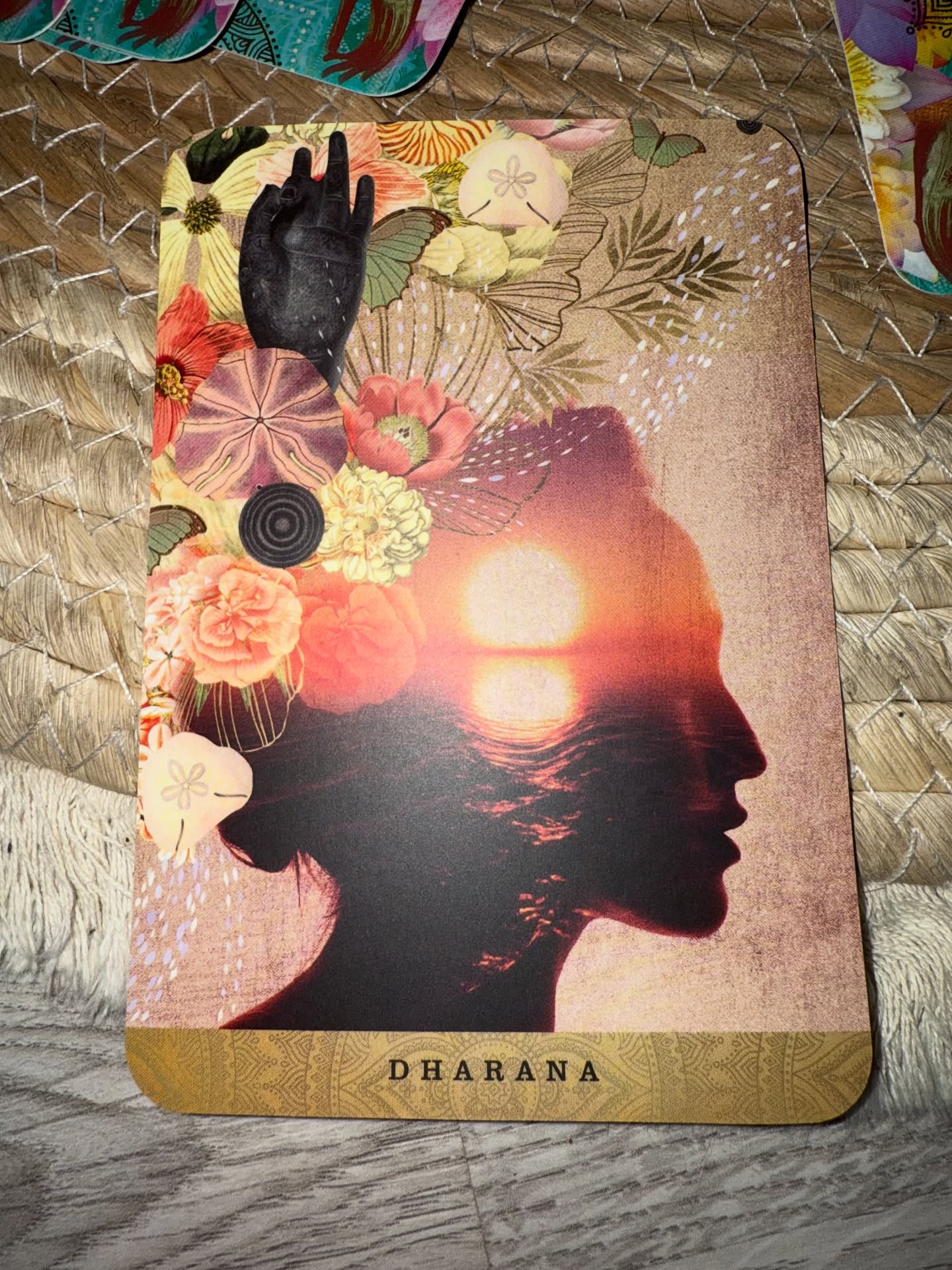 💜Para iniciar una nueva etapa, hay que tener el valor de cerrar la anterior.
Febrero fue cierre. Marzo es renacimiento.🪷
🍃Febrero me mostró sus polaridades.
Me enseñó lo que ya está sanado… y lo que simplemente debía soltar.
Lloré la ausencia de mi hija peluda, un año sin ella en este plano.🌟
Me dolió el cuerpo, el corazón, el alma, todo lo que salió a la luz, se hizo evidente, se hizo ver.
Y aun así, antes de que terminara el mes, asistí a un encuentro muy especial, grupal. Lancé una pregunta al Universo y la respuesta fue inmediata; “Rosa” quien lo compartió y sostuvo de manera amorosa y hermosa, se acercó y me dijo suavemente al oído: “Ahora te eliges tú.”
Y sí.
Me elijo.
No desde el ego.
No desde el miedo.
Me elijo desde mi Mujer completa.
Libre. Íntegra. Sin mirar atrás.
La energía del par ya no es carencia.
Ahora es presencia.
Es compañía propia.
Marzo, estoy lista para expandirme y compartir.
Con amor,
Ximena♾️⚜️
✨Y tú estás list@, comparte y comenta, te leo 💫
#resiliencia #ximenaheviayvaca