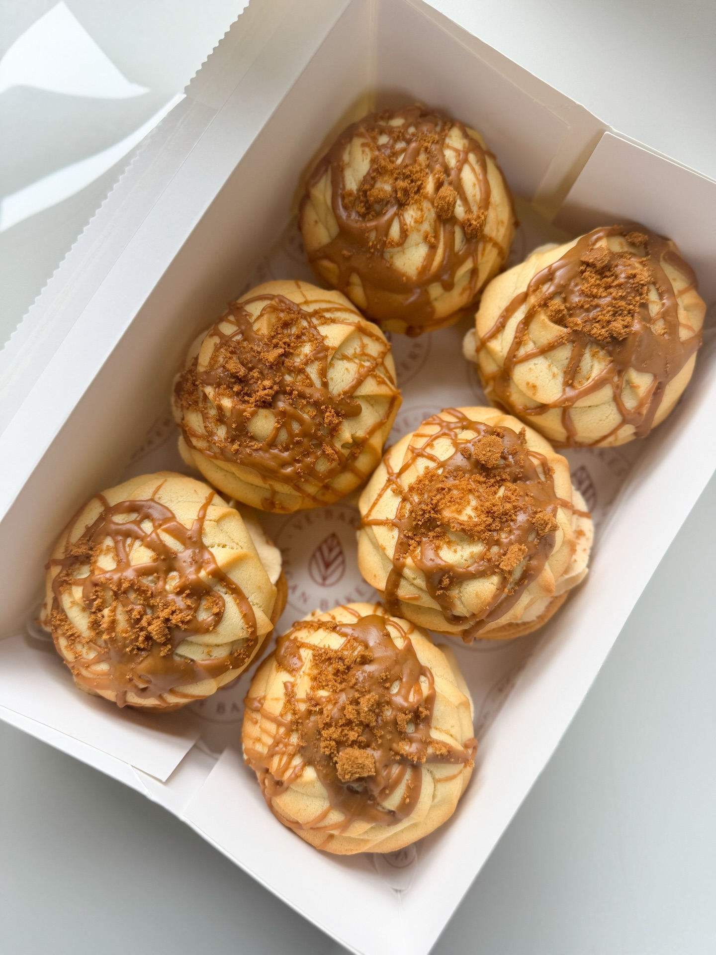 Biscoff Viennese whirls. Smooth crumbly biscuits sandwiched together with whipped Biscoff buttercream.
Order now via my website enquiry form for your desired collection date ✨