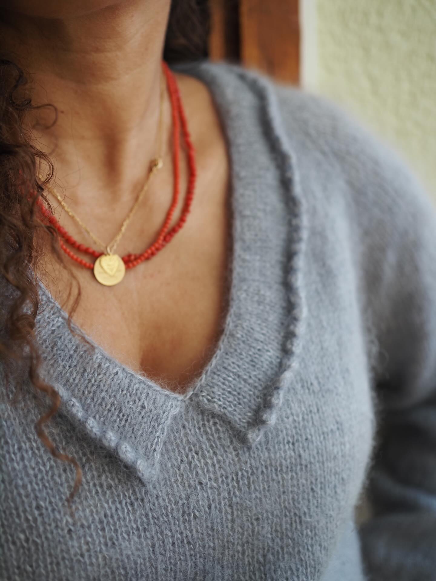Mon pull CHAMBRAY dans la jolie lumière de ce beau début du mois de mars 🌿🌱
À la mi saison j’aime porter mes tricots en mohair. Je les trouve parfaits pour ces températures.
🪴Chambray se tricote de haut en bas sans coutures avec une emmanchure raglan, un col V assez dégagé et et fini par un col « Claudine ».
Le mien est tricoté avec des Aig 4.5 pour un échantillon de 18 m et deux fils de mohair et soie de @tot_le_matin_yarns
🍿 Retrouvez La Fiche tricot en 10 tailles en français et en anglais sur Ravelry et www.AtelierEmilie.com
___________________________________
#atelieremiliedesigns #pullchambray
Tricot Knit knitting tricot pull femme mohair