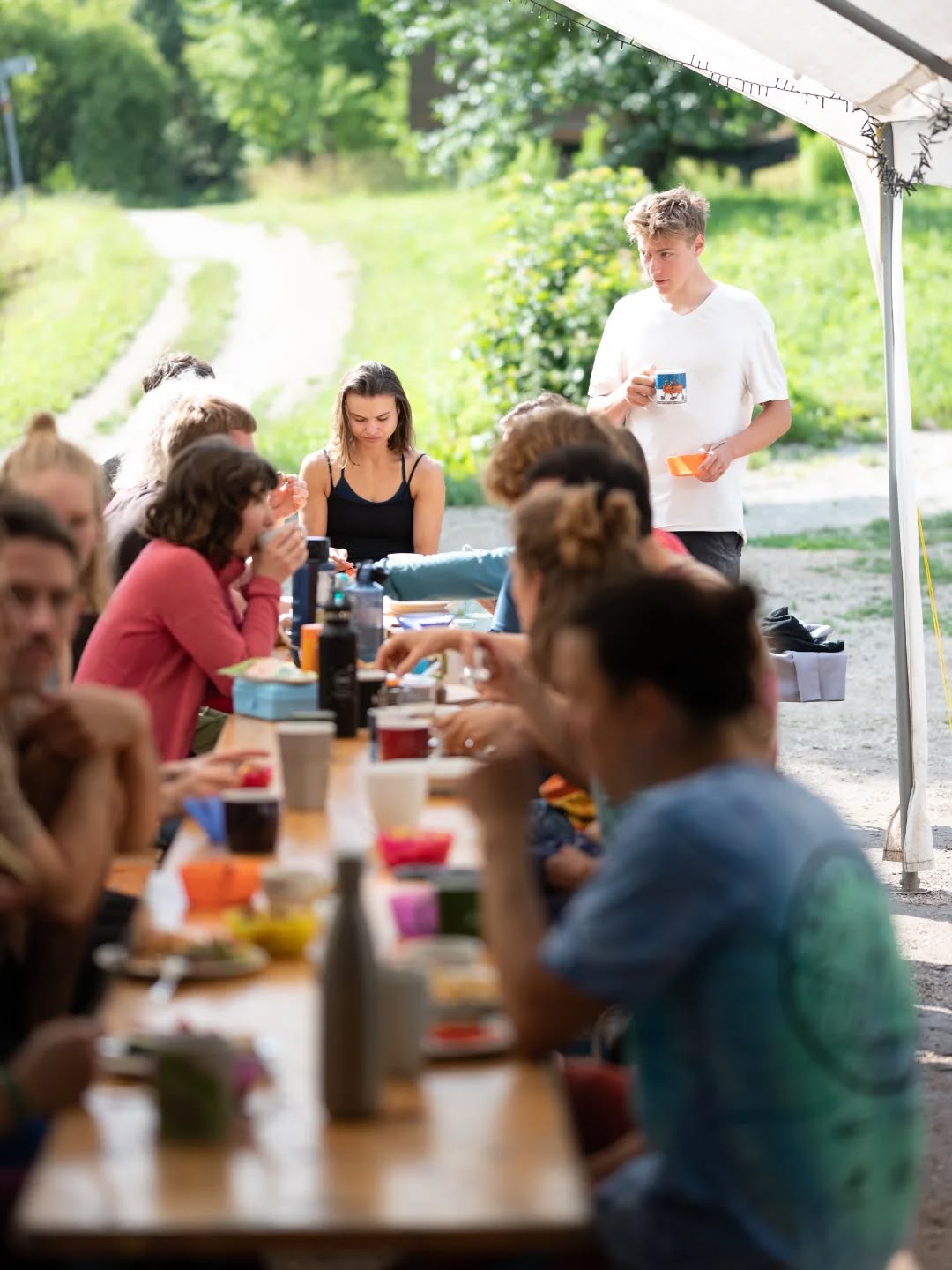 ***Climbers Coffee in der Hersbrucker Kletterhalle***
🗓️ Samstag, 7. März 2026, 11 bis 14:30 Uhr
📌 @kletterwelt.hersbruck, 15 min zu 👣 vom Bhf Hersbruck rechts Pegnitz.
Wir laden ganz nach dem Vorbild der @kufstein.climbers zum "Climbers Coffee" ein! Die Hersbrucker Kletterhalle öffnet nur für uns und wir spendieren Kaffe, Tee, Kuchen und Snacks für einen gemeinsamen Austausch nach dem Klettern. Wer mag, kann etwas zum Snack-Buffet beitragen. Wir freuen uns auf einen regen Austausch rund ums Ecopointen mit euch! Keine Anmeldung erforderlich, zzgl. Halleneintritt.
Bei ☀️ natürlich auch an der Außenwand!
📸 1: @stefan_riedl_ 2: Max Buck und Maresa Watzlowik
________
🗓️ Save the Date:
Am Samstag, den 9. Mai 2026, findet das nächste Climbers Coffee am Wanderparkplatz Unterhirschbach statt.
@patagoniaeurope @petzl_official @kletterfestival @vgn_freizeit @naturparkfrankenjura @ig_klettern @frankenjuracom @dav_nuernberg @dav_hersbruck @deutscheralpenverein @avdstiftung @ecopoint_climbing