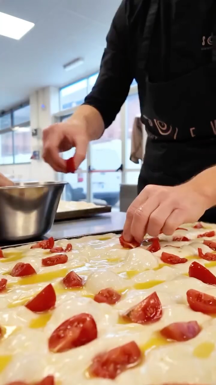 Dorata fuori, leggera dentro. La nostra focaccia si può ordinare e arriva in una box elegante, pronta da mettere direttamente a tavola.
Perfetta da condividere e ideale per fare bella figura in ogni occasione. ✨ cene, brunch, aperitivi, inviti dell’ultimo minuto!
📩 Ordinala online (link in bio)
✨ Oppure scrivici in DM o su WhatsApp +39 331 258 8607
#Solevè #Lievitati #ArteBianca #Impasto #Fermentazione #Bakery #TorinoFood #PasticceriaArtigianale #FoodDetails #Alveoli