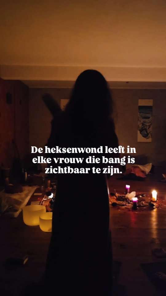 :》》voor alle vrouwen die zich niet langer klein willen maken
Want hebben we dat niet al te lang gedaan?
Ons verstoppen zodat we niet te zichtbaar zijn?
Of onze ware emoties en gevoelens niet durven uitten omdat we bang zijn dat we niet ontvangen kunnen worden?
De heksenwond leeft in velen van ons vrouwen en wordt door generaties heen overgedragen.
De herinnering aan een donkere tijd waarin het vrouwelijke er niet in alle veiligheid kon zijn.
Een tijd waarin vrouwen werden verafschuwd, misbruikt, vermoord. Klein gehouden.
Uit angst voor de gaves die we in nature hebben.
Het vermogen om alles te kunnen voelen.
Een intuïtie die ijzersterk is.
In staat zijn compassie te voelen voor alles dat is.
Creatievermogen die nieuw leven kan geven.
We leven in een tijd dat onze inner heks herinnert en ontwaakt wil worden. Dat betekent geen zweverig hocus pocus poespas waarbij we boven de heksenketel staan te roeren.
Het gaat over thuiskomen in je meest natuurlijke innerlijke habitat.
Wie jij echt hoort te zijn, wanneer je jezelf niet langer verschuilt, klein maakt, terug trekt.
Wanneer je weer leert te vertrouwen op jezelf.
Want wees eerlijk, vertrouw jij op jezelf?
Vrouw van Aarde biedt prachtige cirkels en retreats aan om je inner witch te herinneren. Maar ook te helen en te leren kennen.
Voel je welkom:
19/3 Nieuwe Maan Healing Cirkel: Herinner de Heks in Jou (online)
20/3 Decolonizing our minds & Embrace our Inner Wisdom/Witch (online)
28/3 Heal Your Inner Witch Vrouwencirkel Haarlem
En onze kerst op de taart:
6-10 mei Embrace Your Inner Witch Retreat @avaniretreat
Voor alle vrouwen die dit jaar thuis willen komen.
Take a leap, durf te luisteren naar de signalen van je lichaam en de stem van je hart. Je weet wanneer iets een 'ja' is.
🌹Het is een Rite of Remembrance en je bent super welkom om aan te sluiten in onze cirkels.