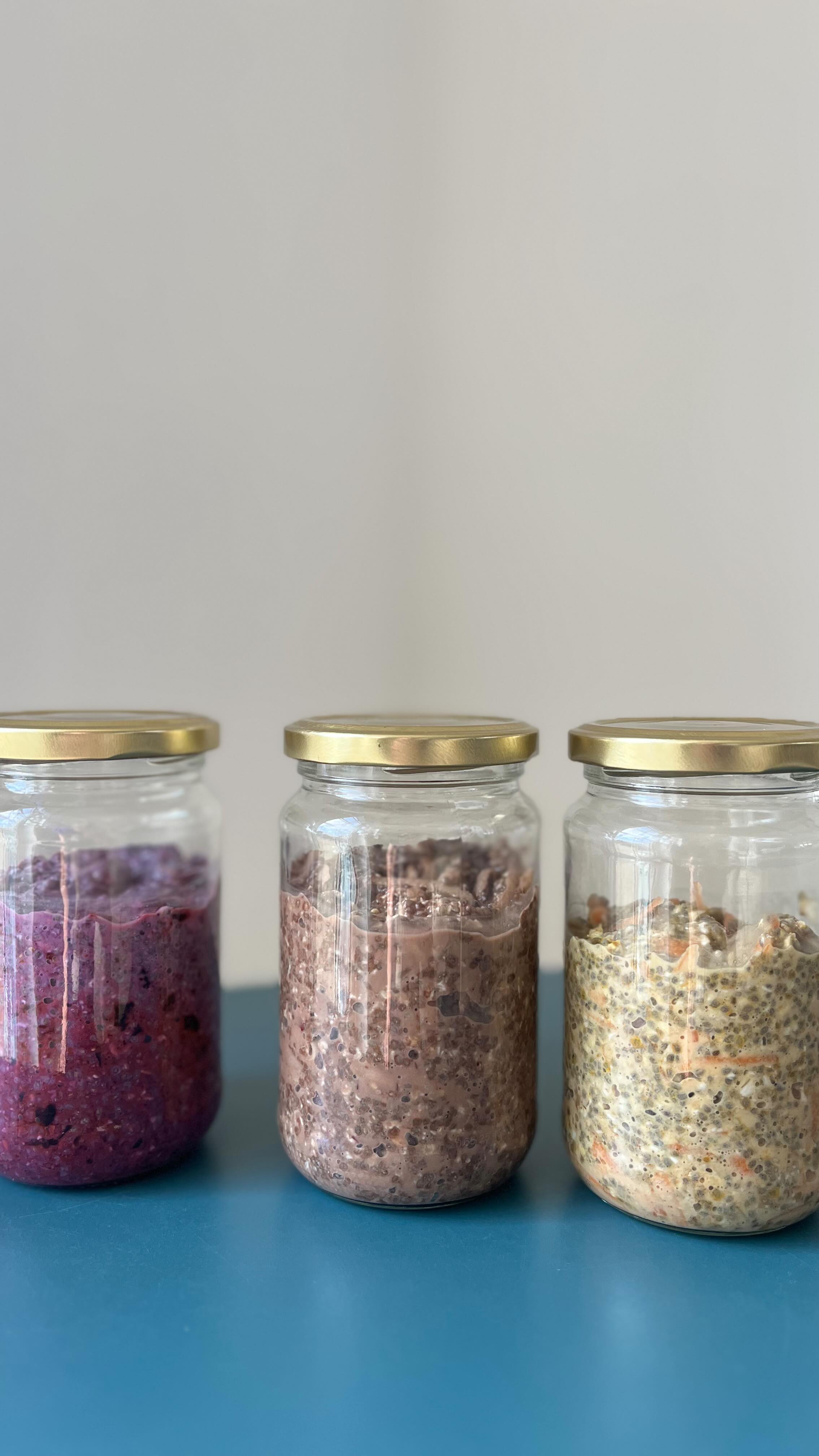 Jeg bliver ofte spurgt om inspiration til antiinflammatorisk morgenmad.
Noget der er nemt.
Noget der mætter.
Noget der støtter energi og fordøjelse.
Her får du 3 af mine favoritter på overnight oats:
1. Gulerod, kanel, gurkemeje og kardemomme
2. Æble, ingefær og kakao
3. Blåbær og citronskal
Alle tre er fyldt med fibre, plantestoffer og krydderier, der kan støtte en stabil blodsukkerbalance og dæmpe inflammation – og så kan de laves på 5 minutter om aftenen.
Vil du have opskrifterne?
Så skriv “ja tak” i kommentarfeltet, så sender jeg dem til dig.