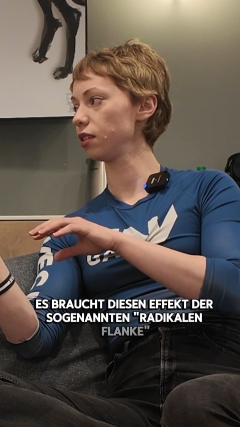 Im ersten Gespräch mit Raffaela Raab (@diemilitanteveganerin) haben wir über Ernährungswissenschaft gesprochen. Dieses Mal geht es um ihren Aktivismus.
Wir sprechen über Abolitionismus und Reduktionismus, über Reaktanz, Strategie und die Frage, ob eine radikale Haltung Menschen schneller erreicht oder eher abschreckt. Ich erzähle offen, warum ich sie früher kritisch gesehen habe und was sich verändert hat, nachdem ich sie persönlich kennengelernt habe.
Es geht um Hass im Netz, psychologische Mechanismen, Image und Verantwortung. Und um die grundsätzliche Frage, wie Veränderung in einer Gesellschaft wirklich entsteht. 🤔
Wenn dich interessiert, ob provokanter Aktivismus Bewegung beschleunigt oder bremst, hör unbedingt rein! Den Podcast "Rein pflanzlich" gibt es auf Youtube und überall, wo es Podcasts gibst. 🎧