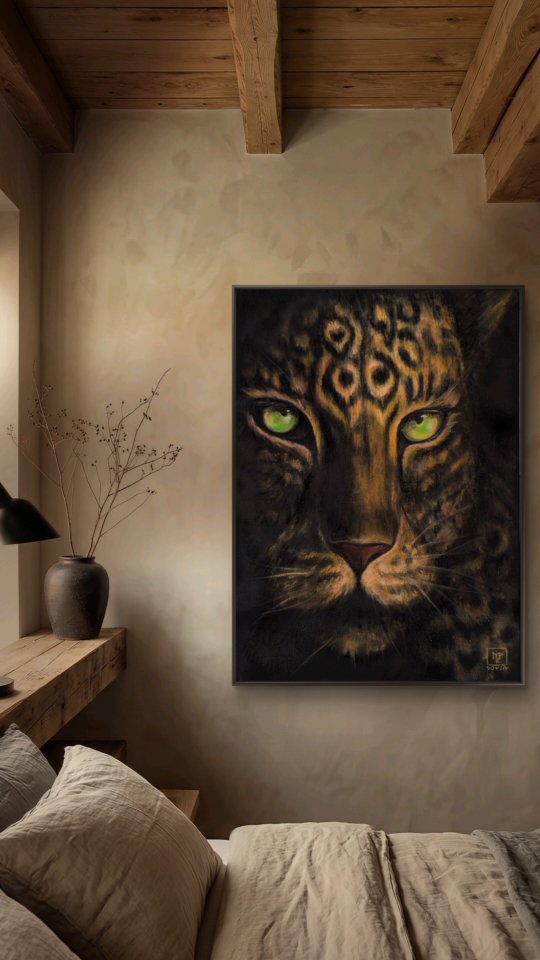 Он знает, что он силён,
но не нуждается в том, чтобы это доказывать.
Он не ищет зрителей.
Не требует признания.
Он просто идёт своей дорогой —
и этого достаточно.
Леопард — это сила без шума.
Достоинство без демонстрации.
Свобода, которая не просит разрешения.
Он видит в темноте,
потому что не боится её.
А ты?
Ты правда сильный —
или просто громкий?
Ты идёшь своей дорогой —
или живёшь так,
чтобы тебя заметили?
Смог бы ты остаться собой,
если бы на тебя никто не смотрел?