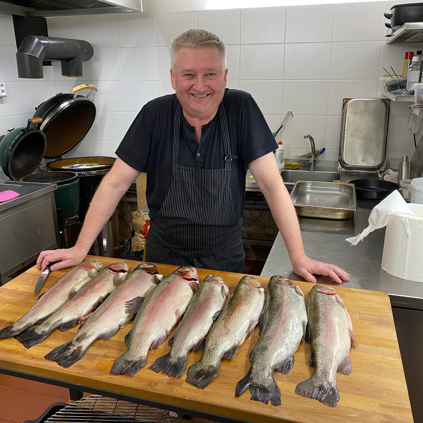 Dneska pro Vás budeme připravovat pstruhy 🐟 z recirkulační farmy na Šumavě.🌲 Po vyfiletování a vyndání kostí 🦴 si dají 30 minutovou rehabilitační přestávku 😴 v cukru a soli a poté je čeká 3 hodinová procedůra,💆♀️kde se lehce zaudí studeným kouřem. 💨
#ryba #pstruh #farma #praha #market #restaurace #artfood
#local #fish #trout #farm #green #art #food #foodlover #foodie #yummy #nofilter #prague #restaurant