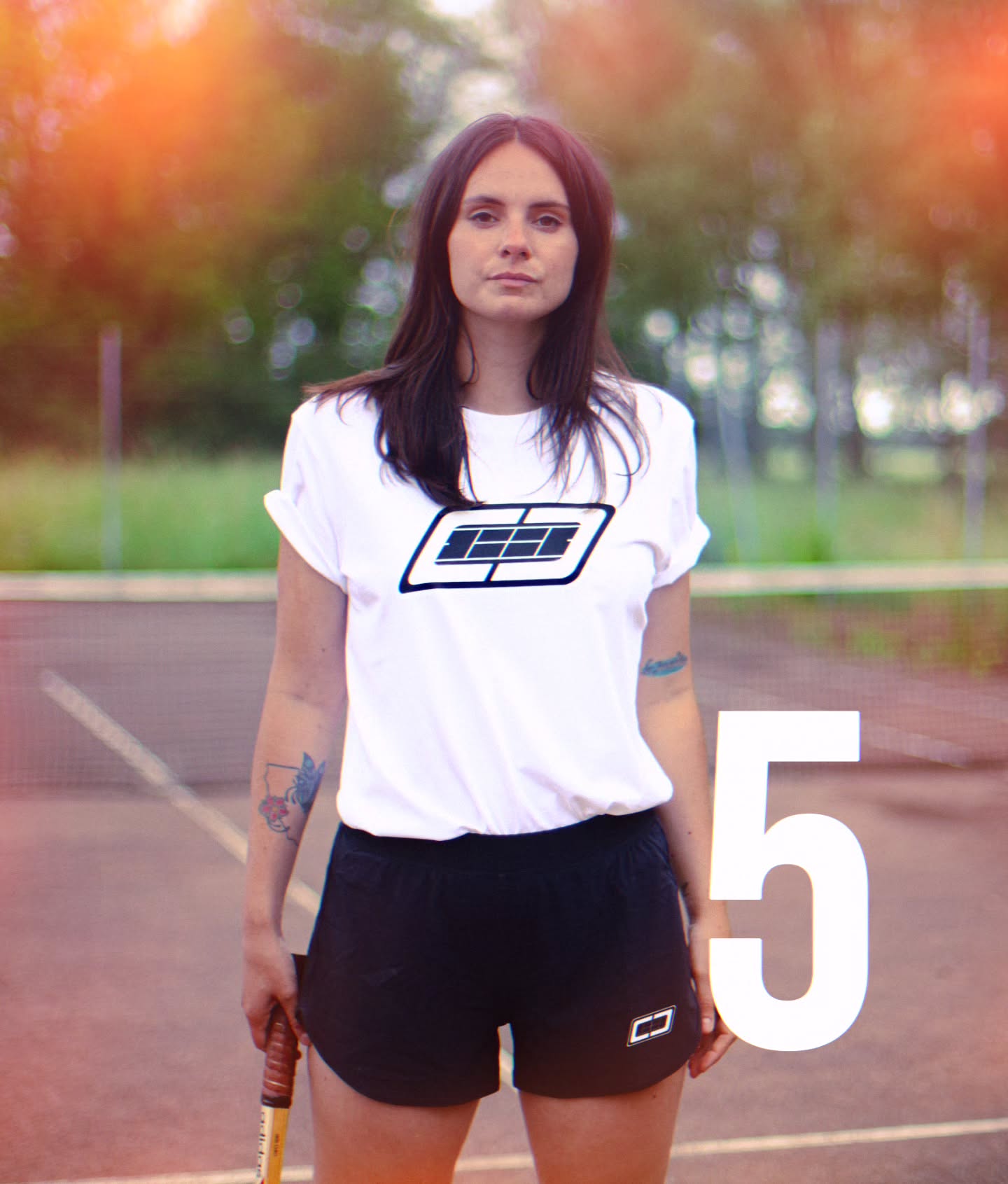 5 X 🎸🎾
ROCK'N'ROLL TENNIS, WTF ?!
Centre Court fête ses 5 ans.
Cette aventure n'aurait clairement pas été possible sans une passion débordante pour le tennis, une appétence pour les tenues iconiques des joueurs, une forte ténacité et aussi une certaine abnégation.
Car au-delà des apparences, des belles images et autres "vitrines digitales", essayer d'installer une marque de vêtements de tennis indépendante, avec des moyens limités dans un marché de niche à notre époque, n'est pas forcément chose aisée.
Arriver à la faire durer durant 5 années en sortant plusieurs collections par an encore moins.
Mais encore une fois, rien ne serait envisageable sans la passion.
Et évidemment sans vous.
Alors merci à tous pour votre soutien, merci pour la force que vous nous donnez, merci aux clients fidèles, merci aux clients qui commandent juste une paire de chaussettes, merci aux ambassadeurs, merci aux revendeurs qui nous font confiance, merci aux joueurs rebelles, merci aux tennis addicts, merci aux joueurs "Rock", merci aux amis et merci à la famille.
Continuez à visiter ce compte, à vous abonner, à liker, à partager des posts, à commander sur notre site, à faire connaître la marque, à vous habiller différemment sur le court, pour nous aider à continuer à écrire cette histoire.
❤️
-----------------🎾🎸-----------------
🚨🚨 Et jusqu'à dimanche, pour célébrer ce 5e anniversaire, on vous offre une remise de 30% pour toute commande de 60€ et plus avec le code :
WTF5CC 🚨🚨
ROCK'N'ROLL TENNIS IS NOT DEAD 🎾 🎸
SHOP NOW ! 👉 www.centrecourt-tennisapparel.com
CENTRE COURT TENNIS APPAREL EST UNE MARQUE FRANÇAISE 🇫🇷