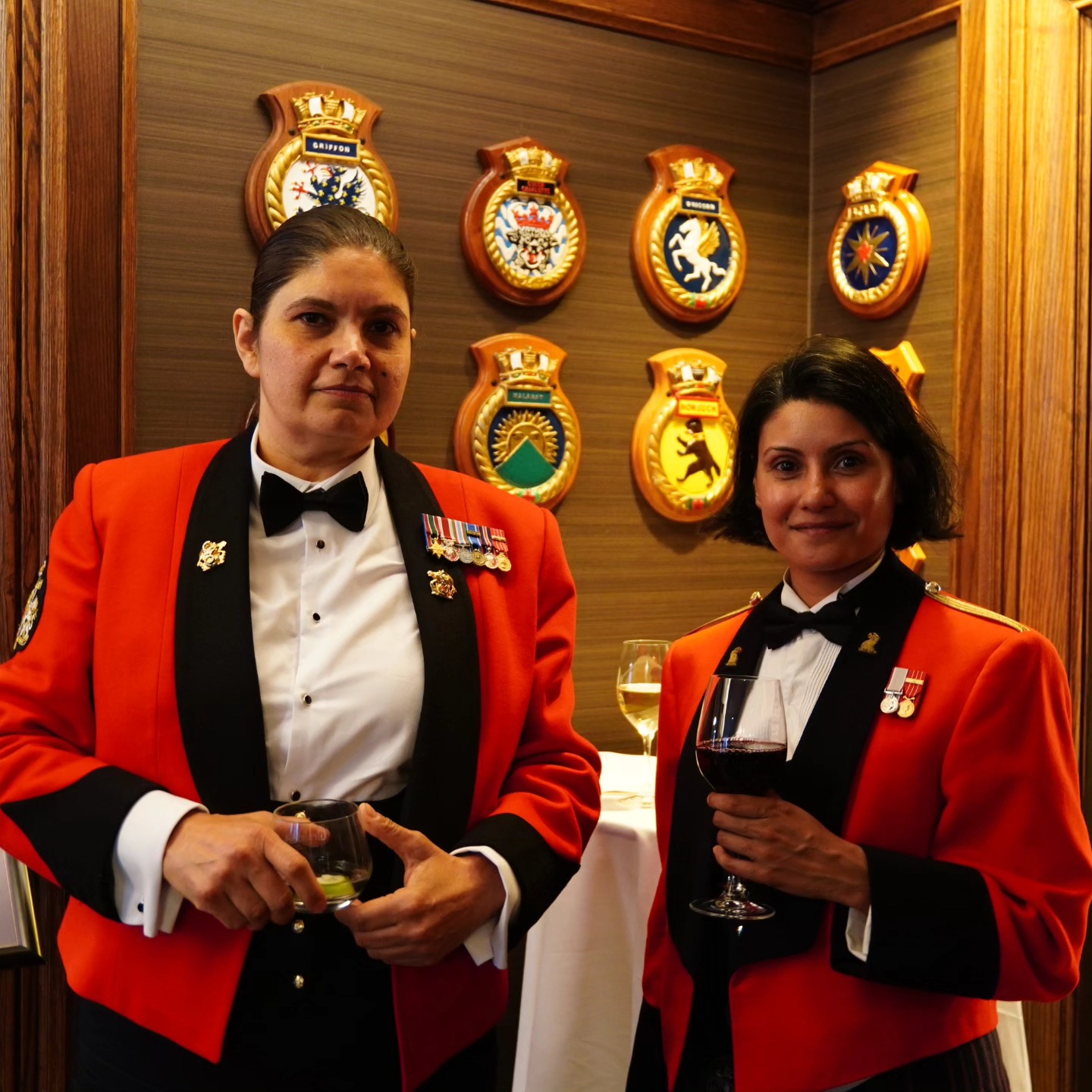 On Saturday 10 May 2025, the Warrant Officers' & Sergeants' Mess of The Royal Regiment of Canada hosted their annual Mess Dinner at The Royal Canadian Military Institute, which included former members, and friends of the Warrant Officers' & Sergeants' Mess.
The event was attended by members of the 48th Highlanders of Canada, the Governor General's Horse Guards, the Royal Canadian Navy, the Toronto Fire Service Honour Guard, the Toronto Police Military Veterans Association, and York Regional Police Ceremonial Unit.
LCol Trevor Norton, a former member of The Royal Regiment of Canada, was invited as the guest speaker for the Mess Dinner. He spoke on his time in the Primary Reserve, how it helped him when he transitioned to the Regular Force, and his experience while deployed to Afghanistan.
Would you like to know more?
linktr.ee/royalregimentofcanada
📸 Cpl J. Ahmad
Le samedi 10 mai 2025, le Mess des adjudants et des sergents du Régiment royal du Canada a tenu son dîner régimentaire annuel à l'Institut militaire royal canadien, auquel ont participé d'anciens membres et des amis du Mess des adjudants et des sergents.
L'événement a réuni des membres du 48th Highlanders of Canada, des Governor General's Horse Guards, de la Marine royale canadienne, de la Garde d'honneur du service d'incendie de Toronto, de l'Association des anciens combattants militaires de la police de Toronto et de l'Unité de cérémonie de la police régionale de York.
Le Lcol Trevor Norton, ancien membre du Régiment royal du Canada, était le conférencier invité du dîner régimentaire. Il a parlé de son passage dans la Première réserve, de l'aide que cela lui a apportée lors de sa transition vers la Force régulière et de son expérience lors de son déploiement en Afghanistan.
Vous souhaitez en savoir plus ?
linktr.ee/royalregimentofcanada
#CanadianArmy #CanadianForces #CAF #soldier #IchDien #ReadyAyeReady #StrongProudReady #FortFierPrêt