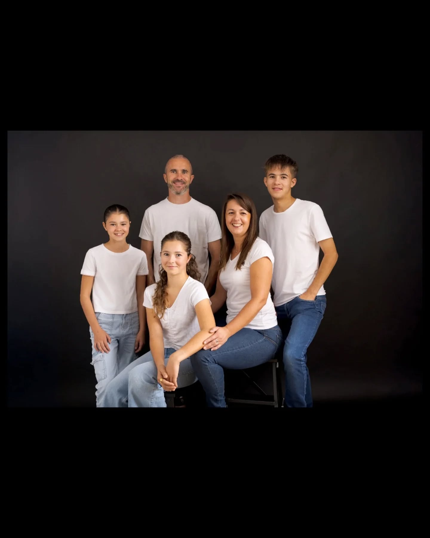 Regarde-les bien... Dans deux ans, ils n'auront déjà plus ces têtes-là. 😏
On se dit souvent qu’on a le temps.
Qu’on fera "une vraie séance" quand on aura perdu 5kg, quand les enfants seront plus calmes ou quand on aura refait la déco du salon...🫣
Mais la vérité, c'est que le temps, lui, ne nous attend pas.🧮🤨
Il file entre nos doigts pendant qu’on remplit notre téléphone de milliers de photos floues qu’on ne regardera jamais.
Ce que je veux t’offrir, ce n’est pas juste une image sur un écran.
C’est ce sentiment de fierté quand tu passes devant ton canapé et que tu vois ce tableau. Ton clan. Votre force. Tes enfants qui rigolent.
C'est ton héritage visuel !🤩
Le genre d'objet qui prend de la valeur chaque jour qui passe et qui rappellera à tes enfants, même dans 20 ans, à quel point ils étaient aimés et entourés.🥰
Si tu devais choisir une seule pièce de ta maison pour afficher votre bonheur, ce serait où ?
Le salon, l'entrée, ou ta chambre pour le voir dès le réveil ? Dis-le moi en commentaire ! 👇
✨️✨️✨️✨️✨️✨️✨️✨️✨️✨️✨️✨️✨️✨️✨️
📸 isabelle genebes photographe
☎️ 07.86.82.90.98
💻 isabellphotographie@gmail.com
✨️✨️✨️✨️✨️✨️✨️✨️✨️✨️✨️✨️✨️✨️✨️
Photographe famille portrait studio maman comblée souvenir enfant tableau deco maison amour de famille shooting photo émotion patrimoine familial