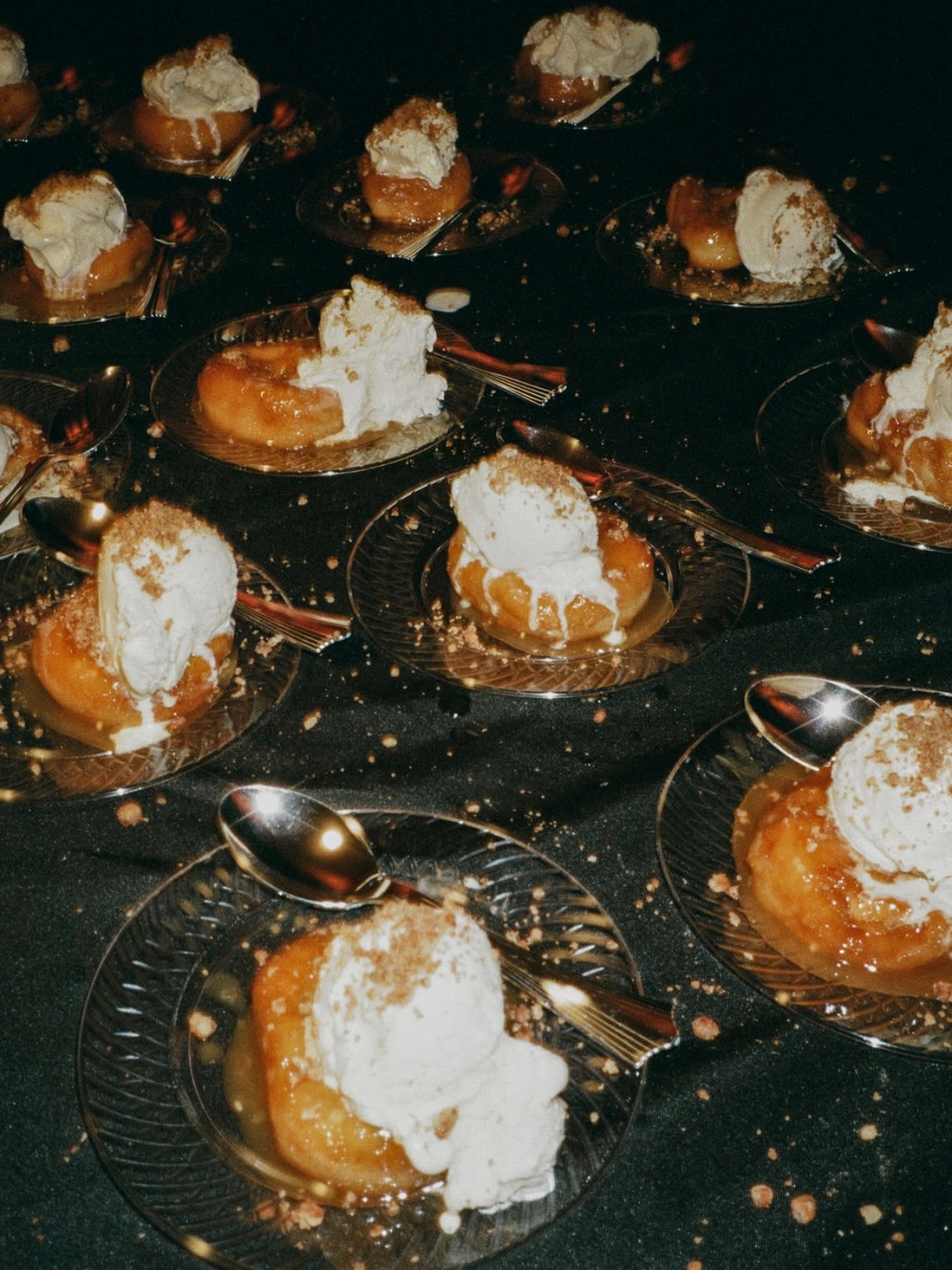 Late-night wedding snacks = the secret to a packed dance floor.
When the fries, donuts, or mini burgers come out, guests suddenly get a second wind and the party keeps going.
Pro tip: happy guests + full stomachs = a wedding no one wants to leave. ✨
#savannahwedding #georgiawedding #weddingplanner #weddingreception #lowcountrywedding