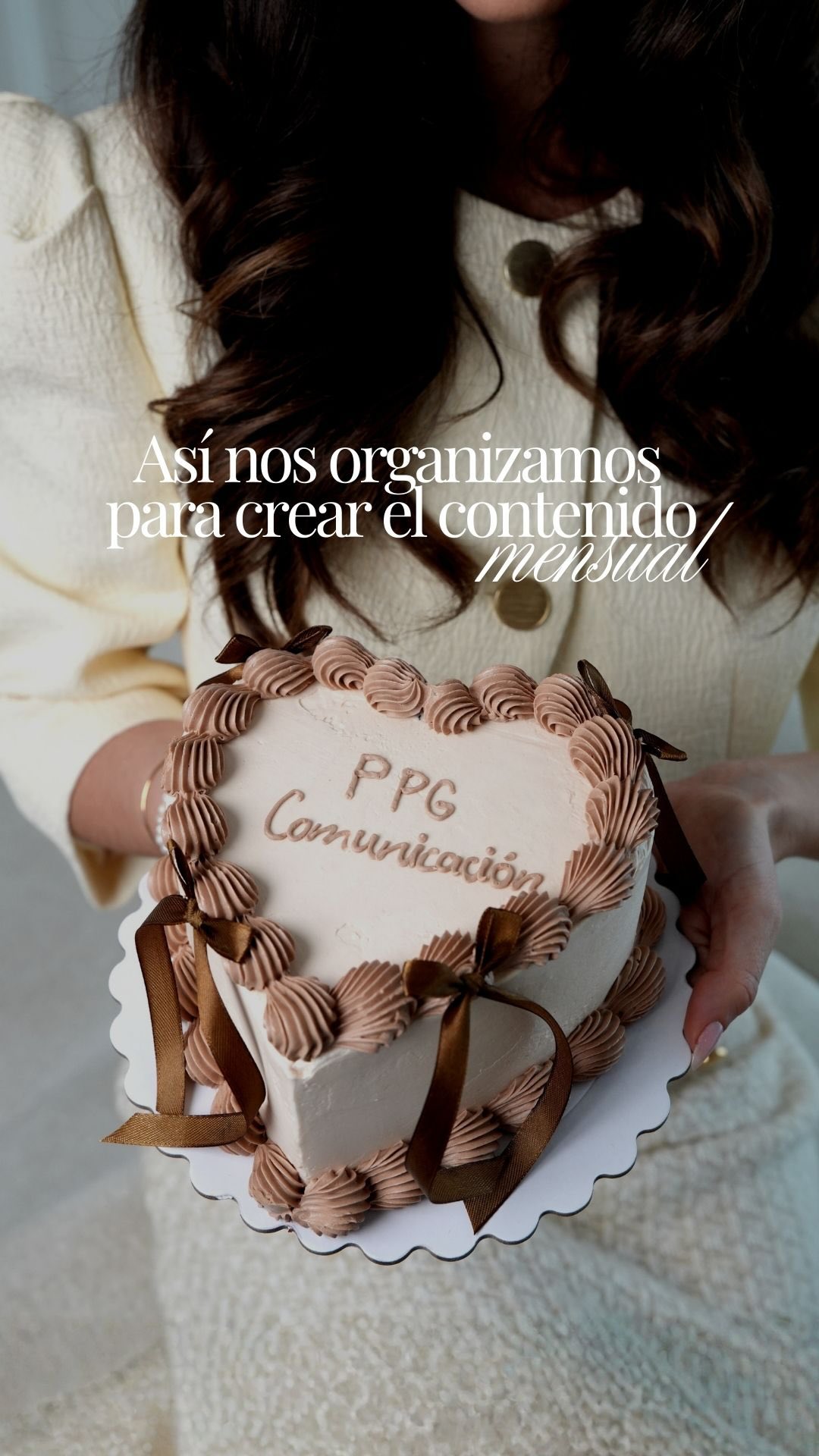 Te desvelamos nuestro sistema de organización para poder gestionar muchos clientes y, además, ser constantes en nuestras propias redes sociales. La clave está en dividir por bloques:
✨ Un día para la creación de guiones e ideas.
🤍 Un día para grabar absolutamente todo el contenido.
💻 Un día para editar y dejarlo programado.
Sin improvisar. Sin prisas. Sin estar creando “sobre la marcha”.
Este sistema no solo nos permite ser constantes, también nos ayuda a mantener la calidad y la estrategia en cada cuenta que gestionamos.
Si eres social media manager, esto puede marcar un antes y un después en tu productividad.
Ahora te pregunto:
¿Ya eres constante con tus redes sociales?
Y si la respuesta es no… copia nuestro sistema. Te aseguro que empezarás a serlo 😉