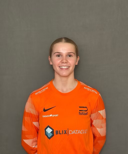 DAGENS PROFIL📸
Navn: Tiril Hagerup Solberg🌟
Klubb: Røa
Posisjon: Keeper🧤
—————————
Styrker på banen: God reaksjonsevne, eksplosiv og offensiv
Rituale før kamp: Styrte en red bull og ta i tverra
Fun fact om deg selv: Slapp inn et mål i en treningskamp. Ble så sur at jeg sparket i stanga noe som resulterte i at jeg var skadet en måned. Brakk nesten foten, men vi vant kampen ;)
Hvis trenerteamet på Dønski skal beskrive deg med ett ord, hvilket? RÅ😎
Velg en fotballferdighet fra medspiller på Dønski? @alvasstender sin syke høyrefot.
Beste øyeblikk med Dønski Fotball? Da jeg lærte at det å skyte straffer ikke er for meg - skøyt 5 meter utenfor.
To grunner til å søke Dønski Fotball? Tyrkia og Tyrkia!
#dagens #profil #dønski #fotball #toppidrett
