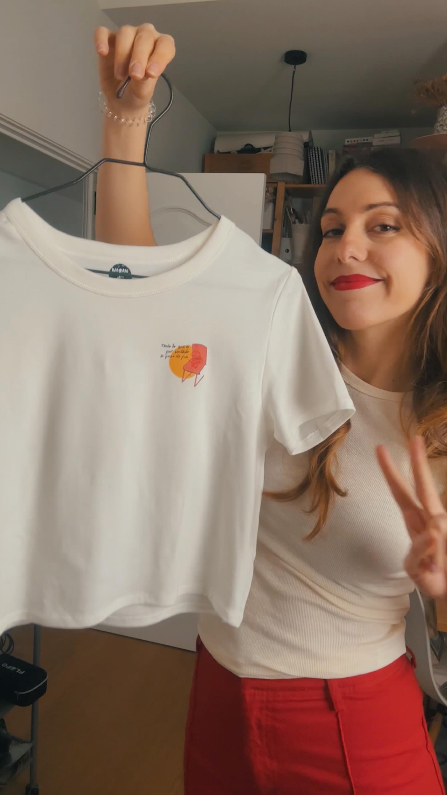 Ya os lo adelanté por stories y os encantó! Aquí esta la nueva era: textiles naranjalideros. Y digo textiles porque no solo voy a hacer camisetas, nono, me conocéis y sabéis que se me va a ir la pinza con la Apparel de @xtool_es !
Me han enviado la impresora para que os enseñe qué proyectos se me ocurren y lo comparta con vosotros, así que estoy abierta a sugerencias.��Para empezar, cómo no, había que probarlo en una camiseta. Me alucina lo bien que ha quedado, y creo que me gusta el estilo de poner un detallito por delante y la ilustración completa por detrás!
Como sé que me lo vais a preguntar: estoy aún dándole vueltas a cómo podría organizar la venta de algunos diseños de camisetas. Lo más complicado es conseguir una buena camiseta básica de algodón… así que si hay alguien que me pueda recomendar alguna os lo agradezco!
Mil gracias a Xtool de nuevo :D
Prontito más!
Producto regalado #crafts #xtool #dtf #illustration #arte