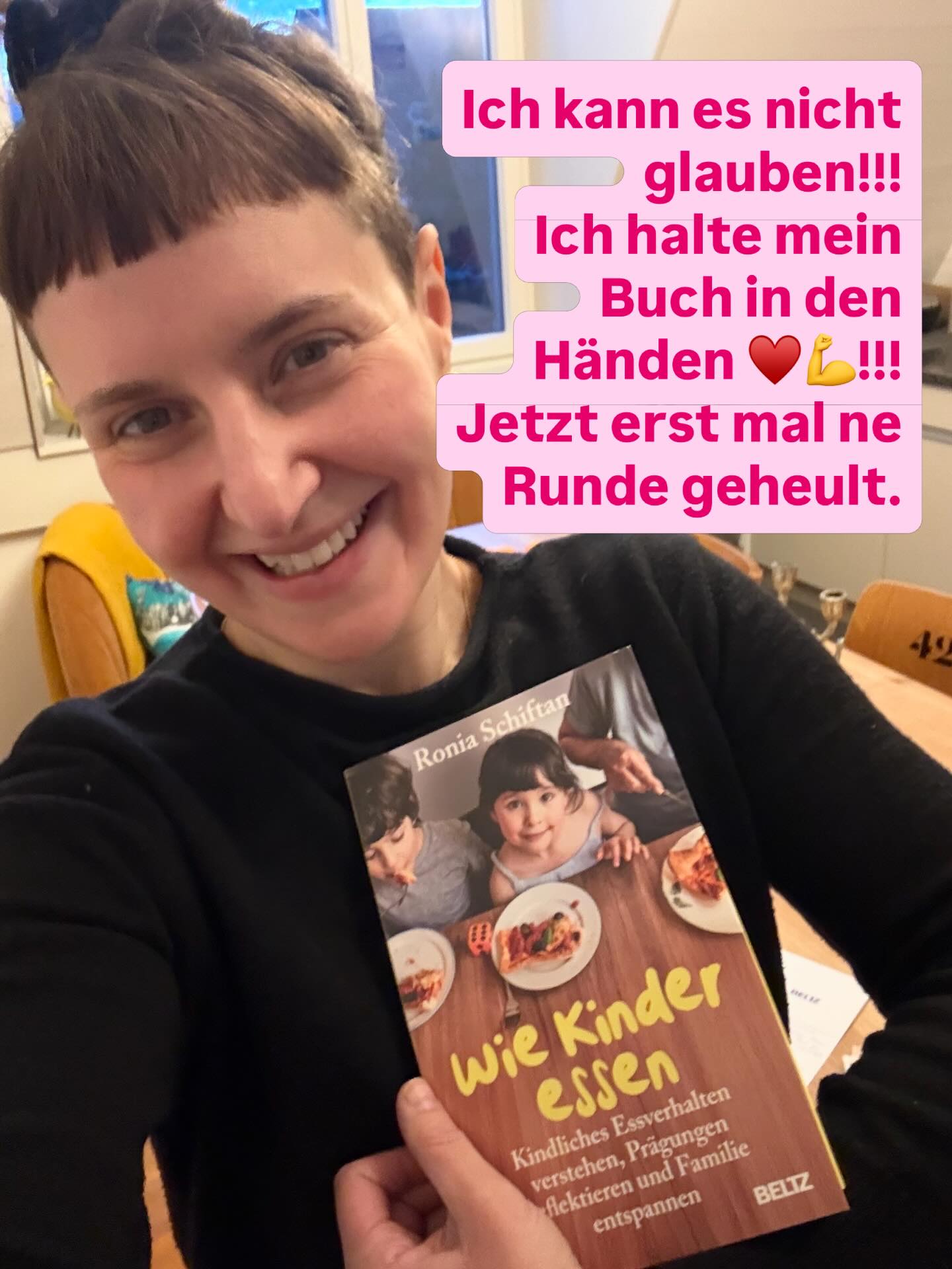 Mein Buch in meinen Händen! Ich kann es nicht fassen! Ein frisch gedrucktes Exemplar hat mich im Briefkasten überrascht von der lieben @beltz_familie ♥️. Die Tränen sind schon reichlich geflossen und die Nervosität steigt - bald ist es im Handel zu finden 🥳