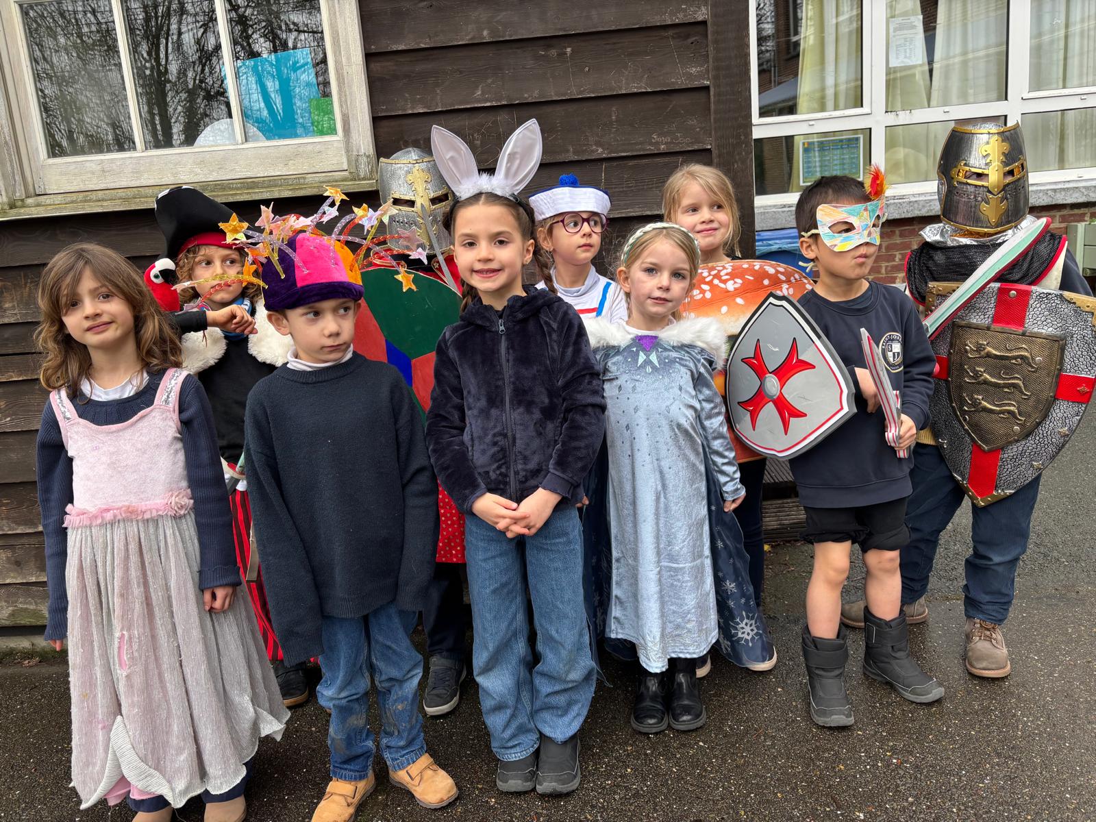 Il y a déjà deux semaines, juste avant les vacances, l’école s’est transformée le temps d’une journée en un véritable tourbillon de couleurs🌈.
Princesses, super-héros, animaux fantastiques, personnages étonnants… les couloirs ont vibré au rythme des déguisements, des musiques et des éclats de rire !
Une parenthèse légère et joyeuse, juste avant de refermer les cartables pour quelques jours. Aujourd’hui, en cette rentrée, on replonge avec plaisir dans ces images pleines de bonne humeur.
Belle journée à tous !
#carnaval #deguisements #sedeguiser #ecoleprimaire #ecolematernelle #viescolaire #ecolesaintjosephohain #ecolesaintjoseph #ecolestjosephohain #ecolestjoseph #ecoleohain #ecolelasne #ecolesdubrabantwallon #vivrealasne #communedelasne #ohain #lasne