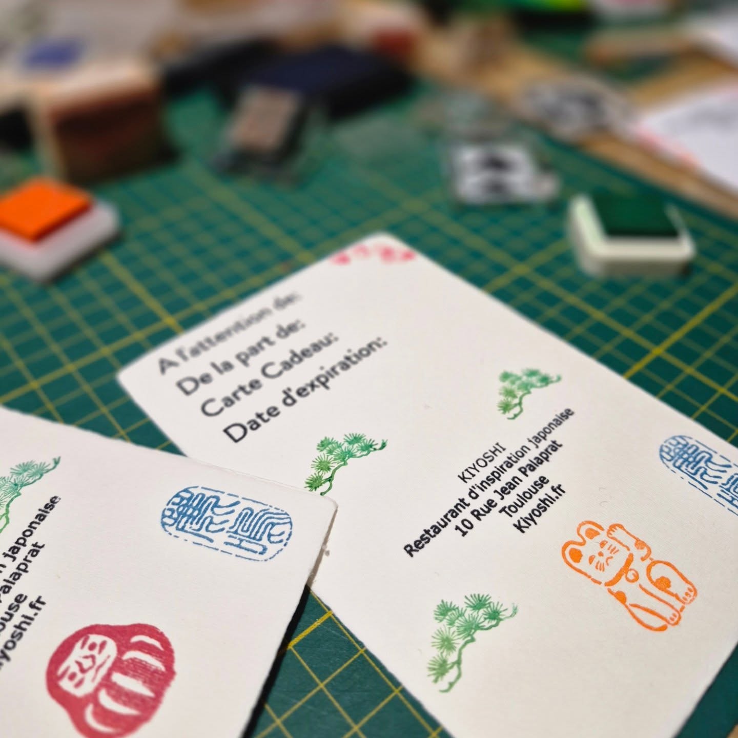 Atelier cartes cadeaux.
Préparation des supports papier à la main pour ceux qui privilégient l'objet au numérique.
Deux façons d'offrir l'expérience Omakase :
En physique : La carte est finalisée et personnalisée avec vous lors de votre achat au restaurant. À récupérer directement au 10 Rue Jean Palaprat pendant les heures d'ouverture.
En numérique : Disponible immédiatement sur kiyoshi.fr.
L'authenticité du geste, de la cuisine jusqu'au support.
#cartecadeau #omakase #toulousemaville #ToulouseGastronomie #faitmaison