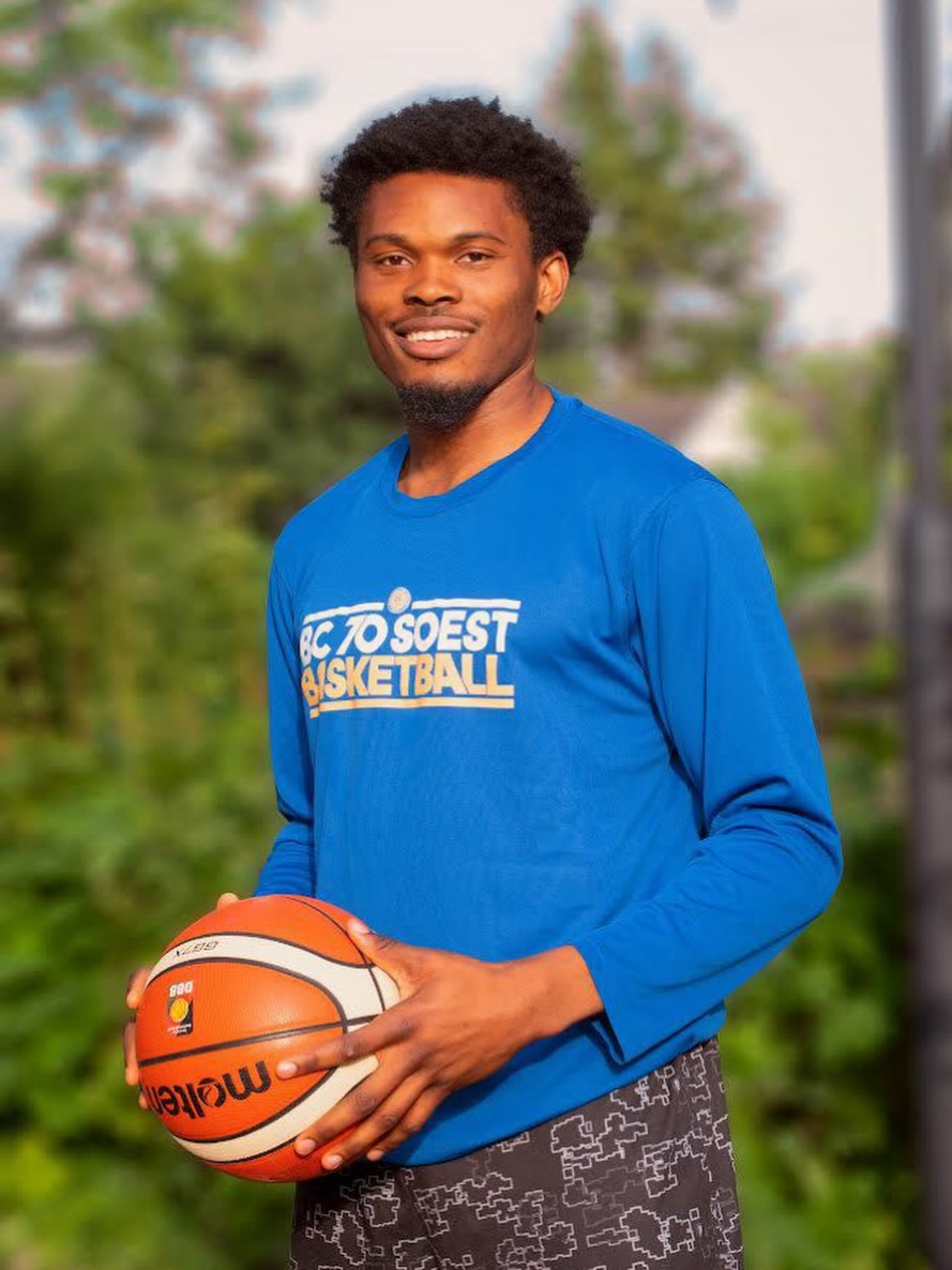 🏀 Trainer-Vorstellung: Yvan Noubisi
Yvan ist 32 Jahre alt und spielt seit 16 Jahren Basketball. Angefangen hat alles in Kamerun bei Kossengwe. In Deutschland war er zunächst bei Dortmund Barop und SVD aktiv, bevor er nach Soest kam. Nach dem Aufstieg konnte er sogar Danko von Soest überzeugen.
Weitere Stationen führten ihn nach Werne und zurück zum SVD, bis er schließlich wieder nach Soest zurückgeholt wurde. Seit letztem Jahr ist er wieder hier – und wir freuen uns sehr darüber!
Seine Leidenschaft gilt besonders der Jugendarbeit, weil Basketball ihn selbst in jungen Jahren geprägt hat.
Aktuell trainiert er unsere U16 in Soest mit viel Engagement und Herzblut. 💪🔥