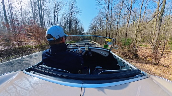 The Racing Queen is back from hibernation... with the first warm temperatures, we took our Austin Healey 100/4 BN 1 in the rare color „Coronet Cream“ out of the garage. The first outing of 2026 took us to the Eifel National Park and gave us the opportunity to try out our new @insta360 camera, which we attached to the car with a suction cup. Even without the rally instruments in the cockpit (they are mounted on a plate and can be installed and removed as desired), we had our first driving fun of the new year. This time, @tazio_nuvolari_collection (clothing) and @cafeleather (gloves) were on board. However, I bought these myself, so this is not an advertisement. #AustinHealey #CoronetCream #RacingQueen #ClassicCar #Oldtimer