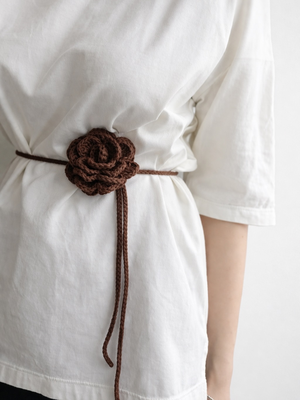 un fiore che si annoda, si stringe, si trasforma.
realizzato a mano in cotone, da indossare come collana o come cintura✨
leggero, ma capace di dare subito carattere a qualsiasi look.
un dettaglio che parla da solo