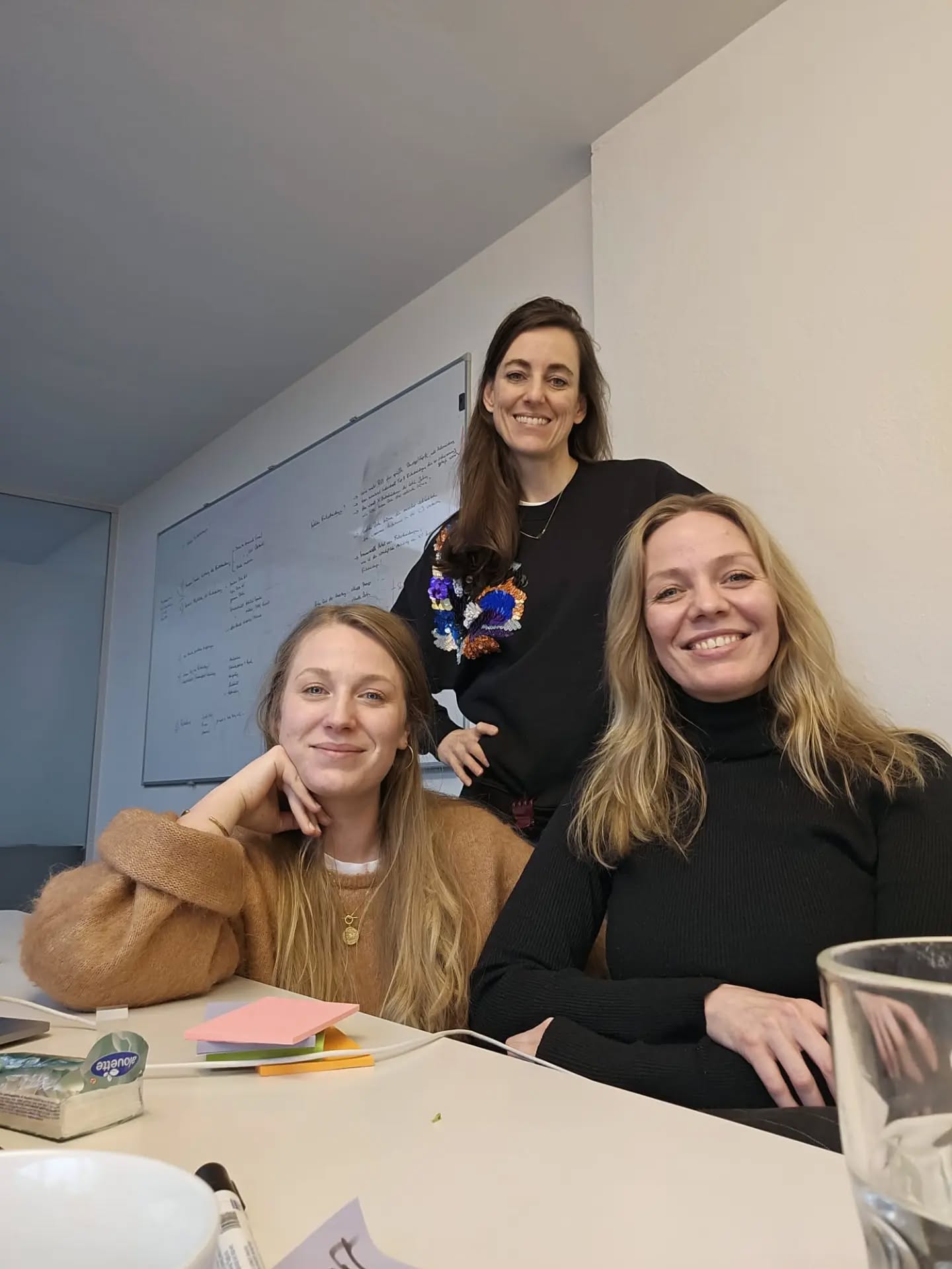 𝗧𝗲𝗮𝗺𝘁𝗮𝗴 𝗶𝗺 𝗕𝗲𝗿𝗹𝗶𝗻𝗲𝗿 𝗕𝘂̈𝗿𝗼: Gemeinsam die nächsten Projekte planen
Einmal im Quartal treffen wir uns, um unsere Projekte zu besprechen. Es tat so gut, gemeinsam Gedanken weiterzuspinnen, Ideen aufs Papier zu bringen und strategisch tiefer einzusteigen. Die besten Ideen entstehen im direkten Austausch.
Vor allem haben wir diskutiert wohin sich #Ernährungskommunikation entwickeln wird. Dabei wird eines immer deutlicher: 𝗦𝗼𝗰𝗶𝗮𝗹 𝗠𝗲𝗱𝗶𝗮 𝘂𝗻𝗱 𝗞𝗜 𝘃𝗲𝗿𝗮̈𝗻𝗱𝗲𝗿𝗻 𝗳𝘂𝗻𝗱𝗮𝗺𝗲𝗻𝘁𝗮𝗹, welche Ernährungsinformationen Menschen erreichen und welche nicht.
Ist das ein Problem? Ja, denn wenn Menschen häufiger auf Unwahrheiten als auf fundierte Informationen treffen, wie soll sich unsere Gesellschaft dann weiterentwickeln? Deshalb gestalten wir hier aktiv mit.
Wir erleben diese digitale Transformation auch aus einer persönlichen Perspektive: als Mutter oder Tante, die miterlebt, wie Kinder und Jugendliche in einer zunehmend KI-geprägten Medienrealität aufwachsen.
Gerade deshalb richten wir unseren Blick als Ernährungsexpert:innen auf die strukturellen Veränderungen: auf Vertrauen, Orientierung und die Frage, wie evidenzbasierte Inhalte unter diesen Bedingungen künftig sichtbar und wirksam bleiben können.
Genau um diese Themen ging es auch in unserem aktuellen Paper „𝑺𝒄𝒊𝒆𝒏𝒄𝒆 𝒎𝒆𝒆𝒕𝒔 𝑺𝒐𝒄𝒊𝒂𝒍 𝑴𝒆𝒅𝒊𝒂 – 𝑭𝒂𝒌𝒕𝒆𝒏 𝒊𝒎 𝑭𝒆𝒆𝒅“:
👉 Link in Bio
📩 Diese Woche erscheint außerdem unser nachster Newsletter!
Darin greifen wir die nächsten Schritte auf: Wie positionieren wir evidenzbasierte Ernährungskommunikation in einer Zeit von KI, gesellschaftlicher Polarisierung und wachsendem Orientierungsbedarf? Und welche strategischen Weichen stellen wir jetzt?
Wer die Zukunft der Ernährungskommunikation mitdenken möchte, kann sich über den Link in der Bio anmelden oder wieder mitlesen.
#NutritionHub #Ernährungskommunikation #KI #SocialMedia