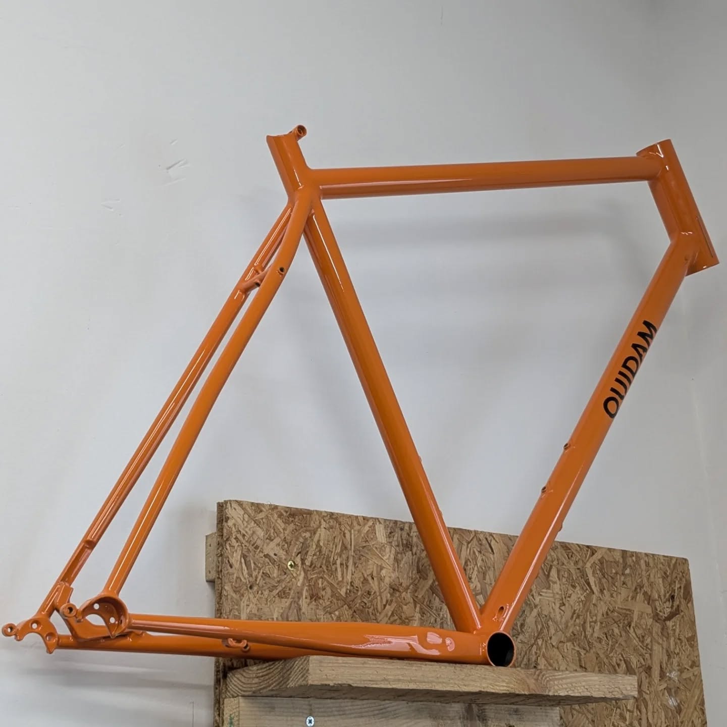 Un cadre sur-mesure qui le passe pas inaperçu 🍊
En finition brillante, la couleur capte la lumière et fait ressortir chaque ligne du cadre.
Quelques détails : passage interne, pontet Quidam, et finitions pensées dans les moindres détails.
Le montage complet arrive très bientôt...
