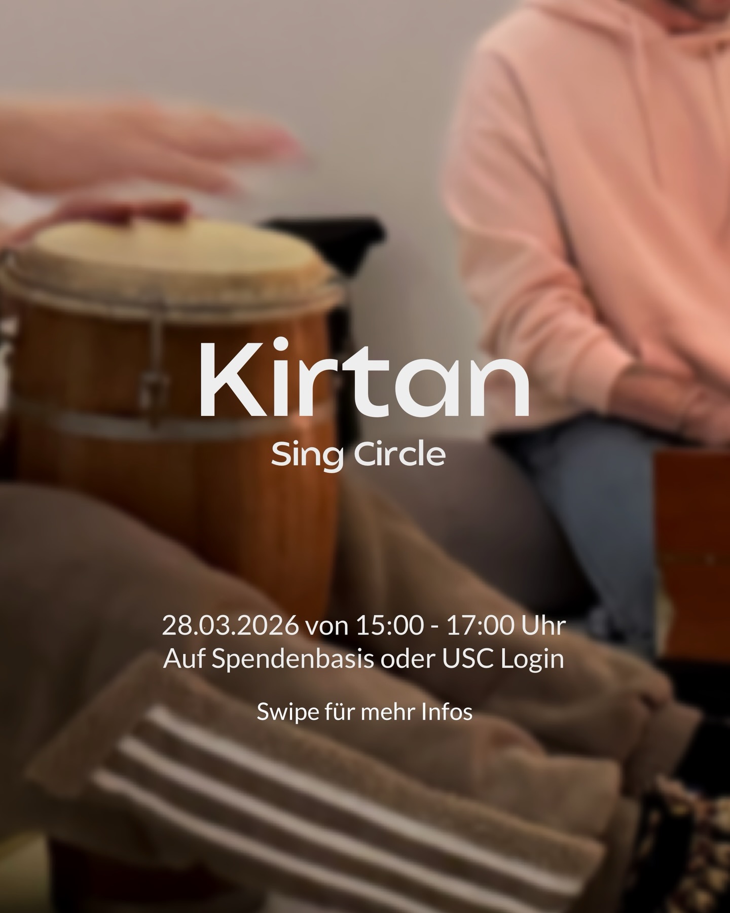 Wiederholung kann das Nervensystem beruhigen.
Wenn Klänge sich wiederholen, entsteht ein Rhythmus, an dem sich der Körper orientieren kann. Der Atem wird gleichmäßiger, der Geist ruhiger, Aufmerksamkeit sammelt sich im Moment.
Kirtan schafft einen Raum, in dem genau das erfahrbar wird – ohne Druck, ohne richtig oder falsch. Du kannst mitsingen, zuhören oder einfach da sein und wahrnehmen, wie sich Klang im Körper ausbreitet.
Gerade nach vollen Tagen kann diese Form der Praxis dich dabei unterstützen, wieder in einen ruhigeren, regulierten Zustand zu finden.
Du erfährst, wie Stimme und Resonanz dein Nervensystem beeinflussen können – ganz ohne Vorerfahrung.
Am 28.03.2026 von 15:00 - 17:00 Uhr
Auf Spendenbasis oder USC Login
Jetzt anmelden 🌿
#yogalaborberlin #yogaberlin #kirtan