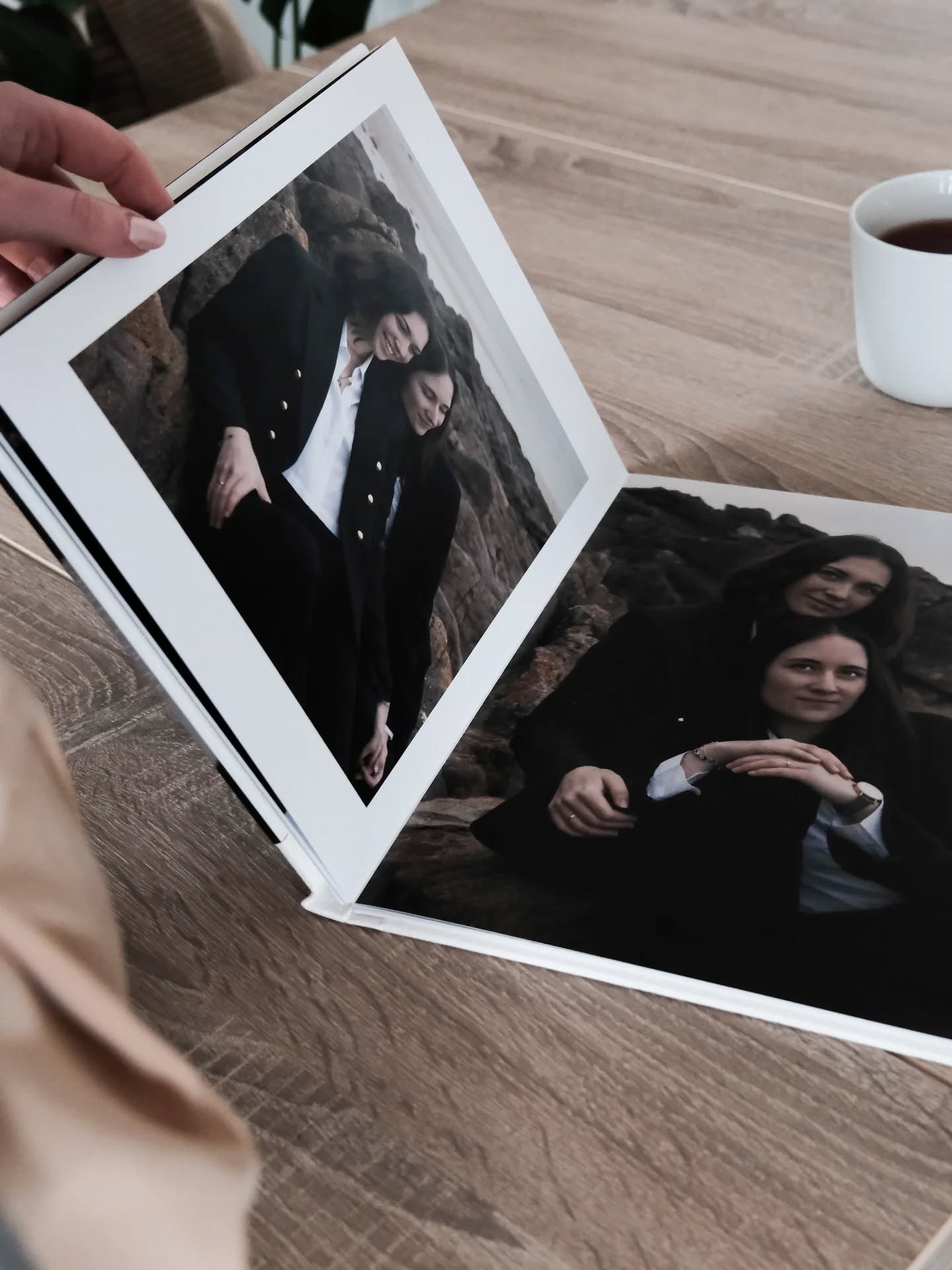 Que faisons-nous de nos souvenirs ?
Il y a actuellement 5916 photographies et 280 vidéos dans mon téléphone… autant de fragments de vie, de rires, de gestes et de paysages qui s’entassent, invisibles derrière un écran.
Et si nous leur donnions un autre souffle ? Feuilleter un album, toucher le papier, sentir les couleurs et la matière… c’est offrir à nos souvenirs un espace où ils respirent et où ils vivent vraiment.
Créer un album, c’est transformer ces instants numériques en moments à revivre, à partager, à transmettre. C’est redonner à chaque image la place qu’elle mérite : celle de raconter notre histoire, de nous rappeler qui nous étions et de célébrer ce que nous sommes devenus.
Et vous, que faites-vous de vos souvenir ? 📷🤍
* En 2025 j'ai fait produire de très beaux albums en lin, très élégants, pour des shootings mariages et familles. Il est possible de me confier sa conception et sa production, uniquement sur demande.
Si vous ressentez l’envie d’exister pleinement dans vos images, je serai honorée de vous accompagner, pour votre shooting, et aussi, en option, pour ce que vous en faites ensuite.
• anbestudio.fr (portfolio à jour disponible ~ lien en bio)
En images : Carla et Alizée @carla.diard @alizee.diard, un de mes premiers shooting quand je suis arrivée à Saint-Malo 🙏🏻📷 qui font aujourd'hui partie de mon portfolio professionnel
**
Je m'appelle Alison et je suis photographe, vidéaste et directrice artistique 📷 🎬 💭 basée à Saint Malo, œuvrant partout où vos projets nous mènent.
Vous avez un projet personnel ou professionnel autour de votre image : contact@anbestudio.fr. 💌
