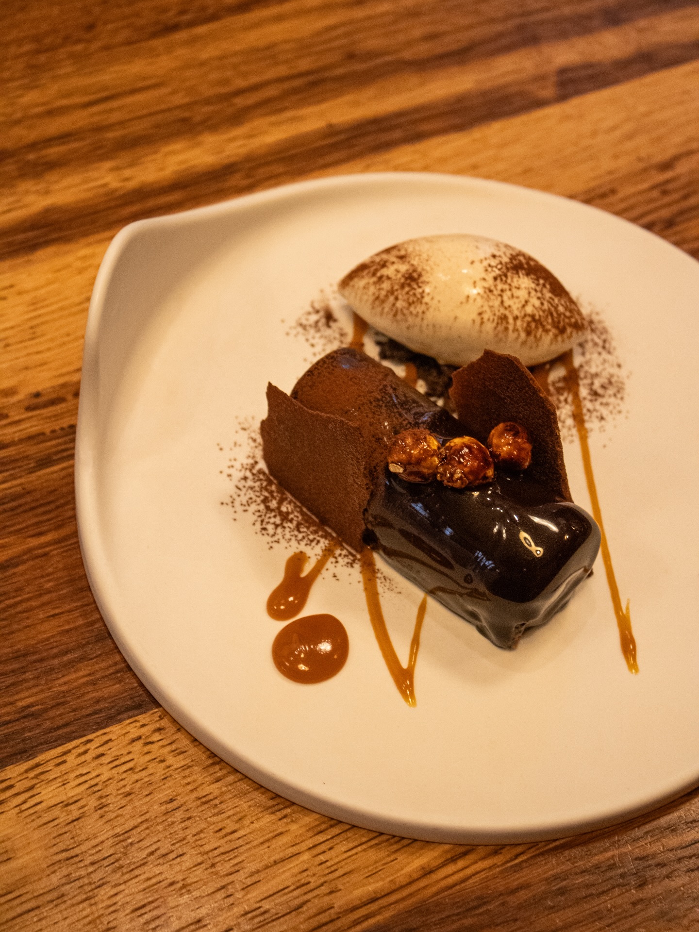 Intense, délicat et profondément gourmand : le crémeux au chocolat noir pour conclure le repas tout en douceur 😍🍫
‣ Réservez votre table sur www.larazur.fr