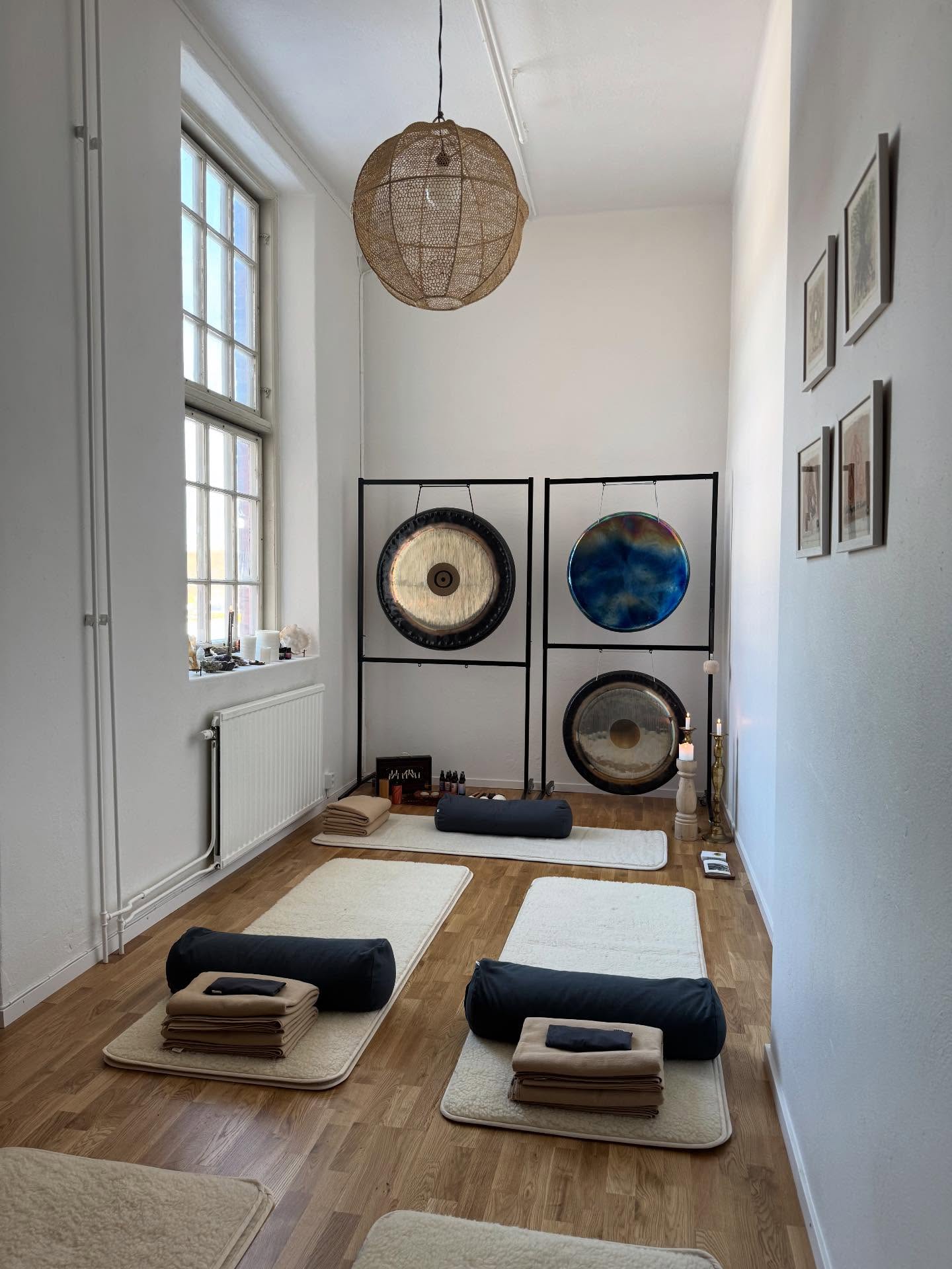 Dagarna börjar bli ljusare och vi längtar till sommarvärmen ☀️
Butikerna har öppet som vanligt denna veckan 🛍️