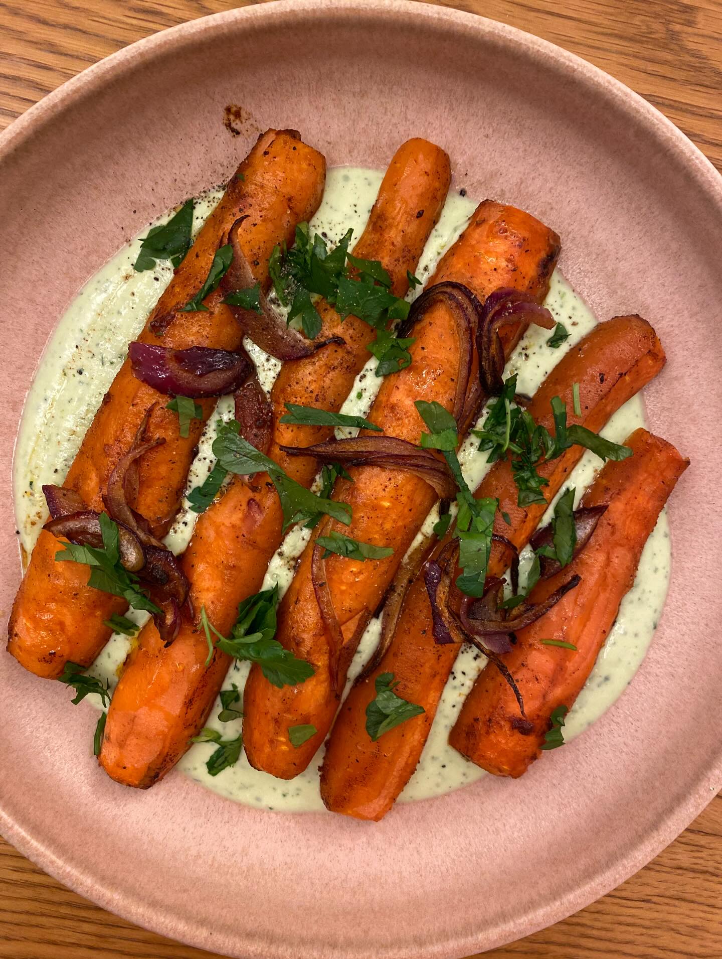 Carottes rôties, feta fouettée
MAZZZZZZETTE 🥕🥕
Pour 2 personnes :
6 carottes moyennes
120 g de feta
1 oignon rouge
2 cuil. à soupe de yaourt grec
1 gousse d’ail
Huile d’olive
Vinaigre balsamique
Paprika
Miel liquide
Poudre d’ail
Herbes au choix
Persil
Sel et poivre
Préchauffez le four à 200°C.
Épluchez les carottes, puis coupez-les en deux dans la longueur ou en biseaux. Déposez-les dans un plat allant au four.
Émincez l’oignon rouge et ajoutez-le aux carottes. Assaisonnez avec du sel, du poivre, du paprika et de l’ail en poudre. Ajoutez un filet de miel, un peu d’huile d’olive et un trait de vinaigre balsamique. Mélangez bien pour enrober les légumes, puis enfournez pour environ 30 min, jusqu’à ce qu’ils soient tendres et légèrement caramélisés.
Pendant la cuisson, préparez la feta fouettée : mixez la feta avec le yaourt grec, une gousse d’ail, un peu de poivre et les herbes de votre choix, jusqu’à obtenir une texture lisse et crémeuse.
Dressez la feta fouettée dans deux assiettes, puis disposez par-dessus les carottes rôties et l’oignon rouge caramélisé. Ajoutez du persil ciselé.
Recette @mazzetti_originale_france
#larochelle#carotte#nutritionnistelarochelle#santéglobale#recette
