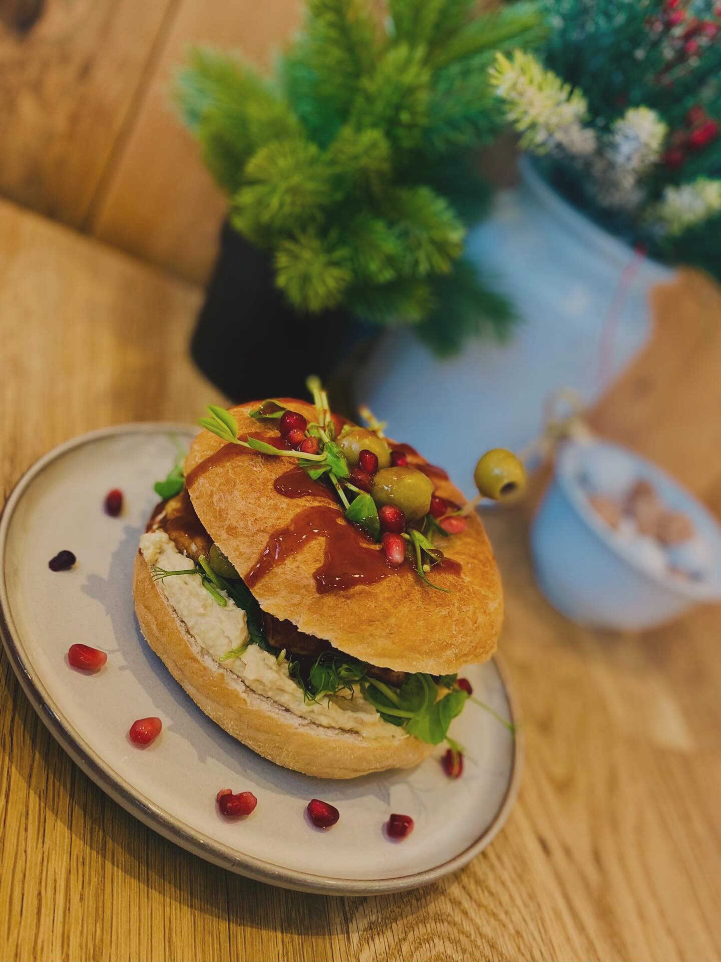 This bagel has been flying out today!
Using homemade bagels from @23rdstreetfoodco & fresh ingredients for the filling..
ā¢Bagel filled with hummus, halloumi, olives, salad & a chipotle drizzle š„Æ