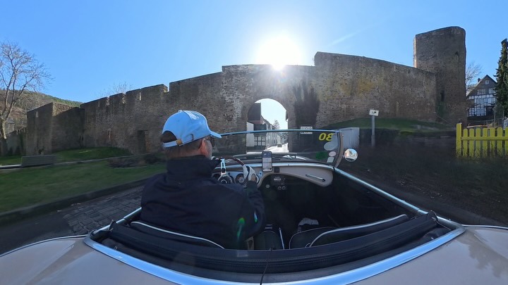 The Racing Queen is back from hibernation... with the first warm temperatures, we took our Austin Healey 100/4 BN 1 in the rare color „Coronet Cream“ out of the garage. The first outing of 2026 took us to Bad Münstereifel and gave us the opportunity to try out our new @insta360 camera, which we attached to the car with a suction cup. Even without the rally instruments in the cockpit (they are mounted on a plate and can be installed and removed as desired), we had our first driving fun of the new year. This time, @tazio_nuvolari_collection (clothing) and @cafeleather (gloves) were on board. However, I bought these myself, so this is not an advertisement. #AustinHealey #CoronetCream #RacingQueen #ClassicCar #Oldtimer