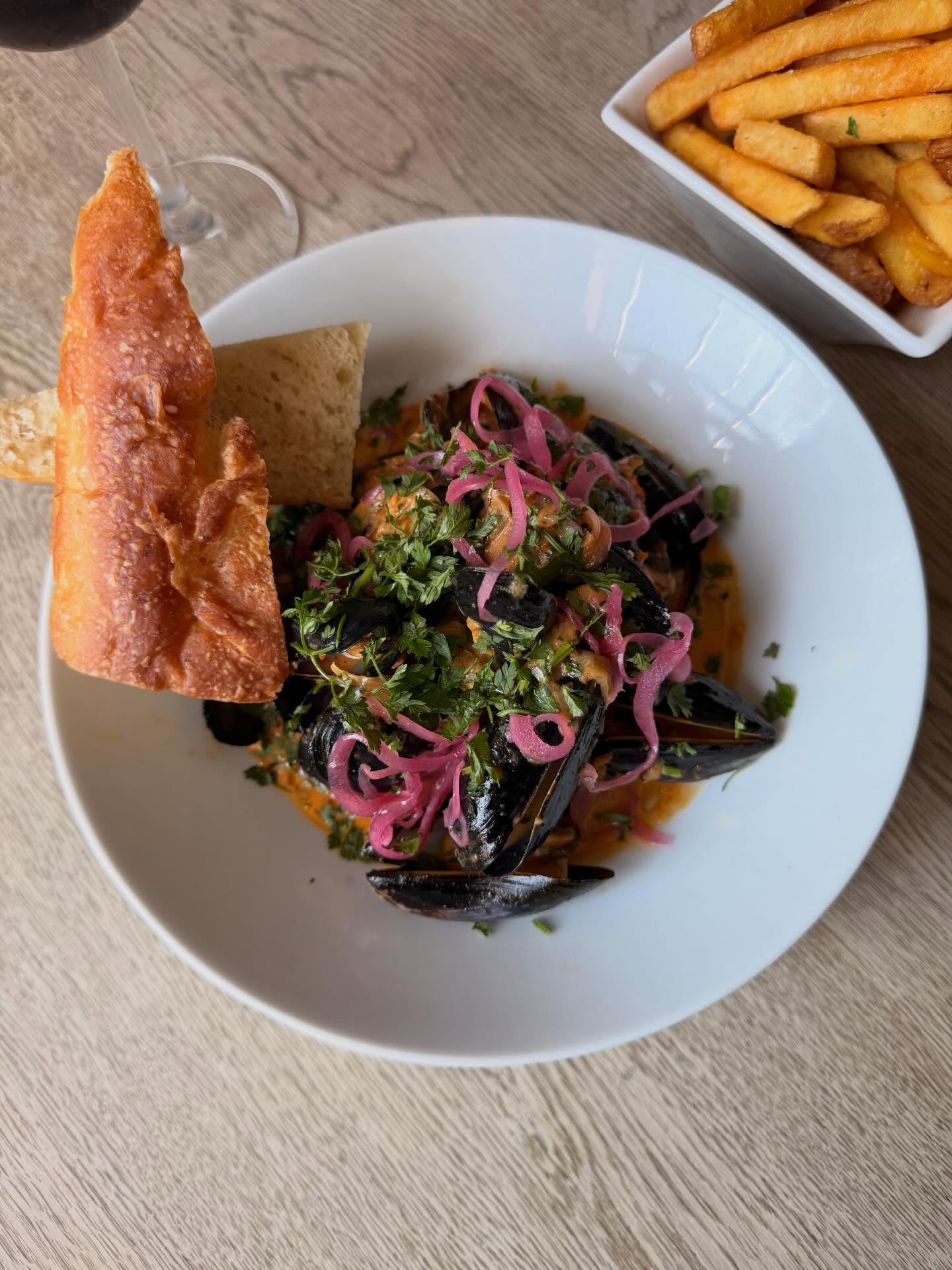 Carmarthen Bay Mussels, Sobrasada, White Wine Cream Sauce, Focaccia & Fries, Chilled Romanian Pinot Noir #localproduce #oceanbounty #thesunsoutdontwasteit