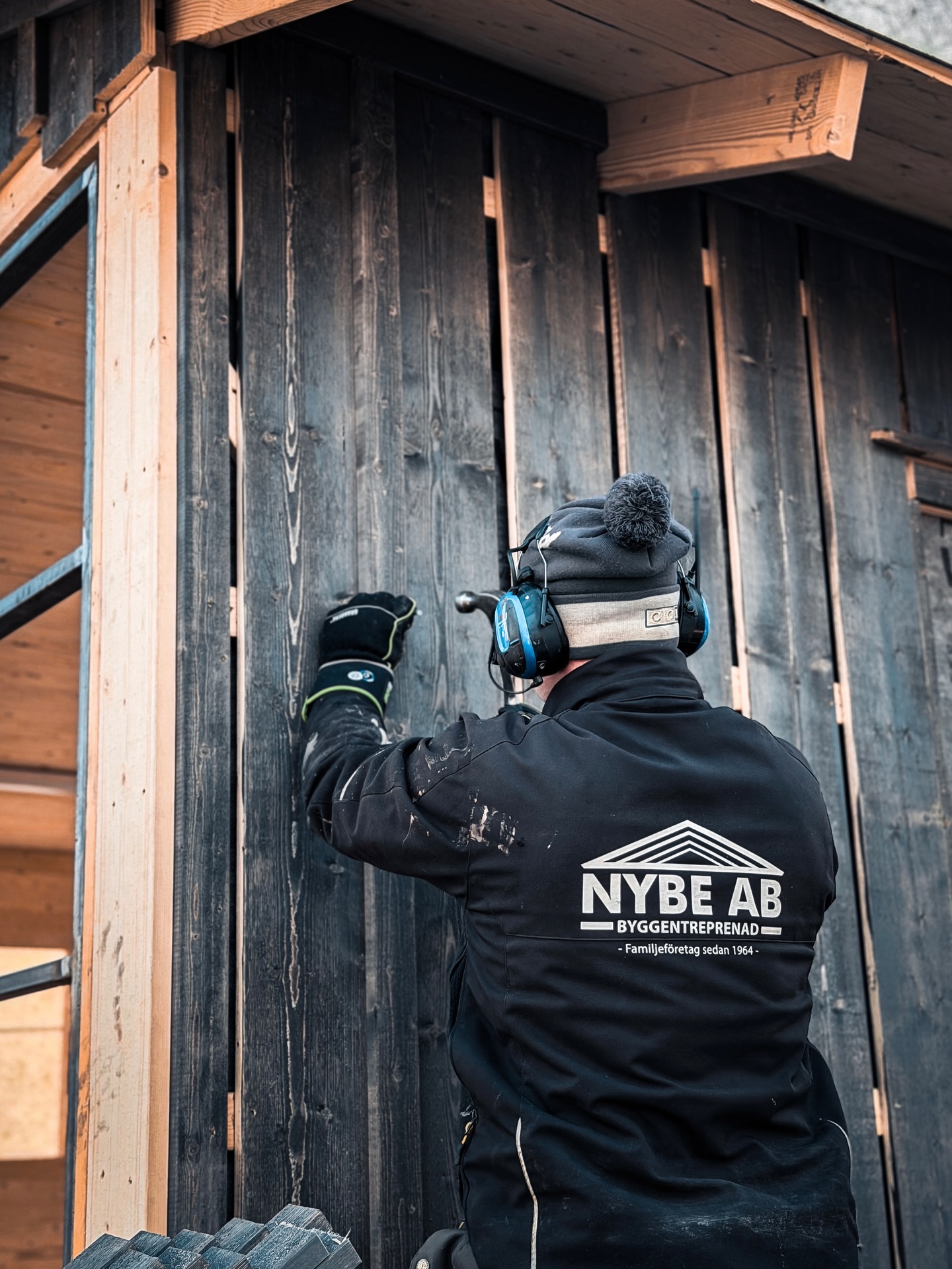 Brädfodring av utomhusscenen i Virestads Hembygdspark på dagens dagordning 🔨 Underbart väder har vi å! 🥹☀️
#NybeByggentreprenad • #FamiljeföretagSedan1964