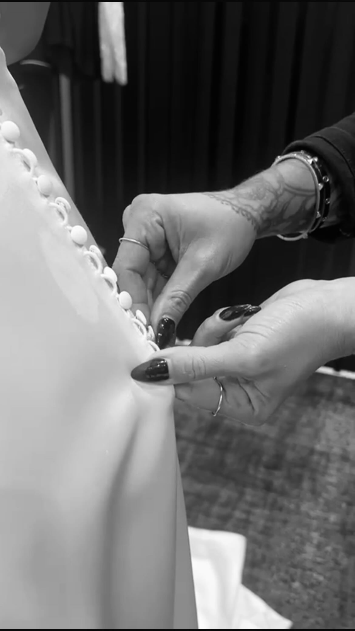 LES 5 INDISPENSABLES qui peuvent SAUVER le jour de ton mariage ✨
1. Des mouchoirs : TOUJOURS ! Parce que les émotions montent vite, pour toi, pour tes proches…
2. Un vrai anti-transpirant : Pas un déodorant classique. Stress, chaleur, danse, accolades… ton corps va vivre la journée à 100%. Autant anticiper !
3. Un mini kit couture avec petits ciseaux : Un fil qui dépasse, une attache à couper, une bride à ajuster… Ce sont de petits détails, mais réglés en 30sec, sans stress !
4. Un stick anti-frottement : Pour que tes pieds tiennent jusqu’au bout de la nuit.
Astuce de créatrice : tu peux aussi en appliquer sous la paume des pieds pour + de confort !
5. Une barrette invisible : Mon outil secret pour fermer une rangée de boutons rapidement, même avec des faux ongles !
Tu passes la barrette dans la bride, tu attrapes le bouton… et ça glisse tout seul !
✨ Enregistre cette liste.
Et partage ce réel à tes témoins pour qu’elles assurent le jour J !
#conseilsmariage #creatricerobedemariee #robedemarieesurmesure #mariage