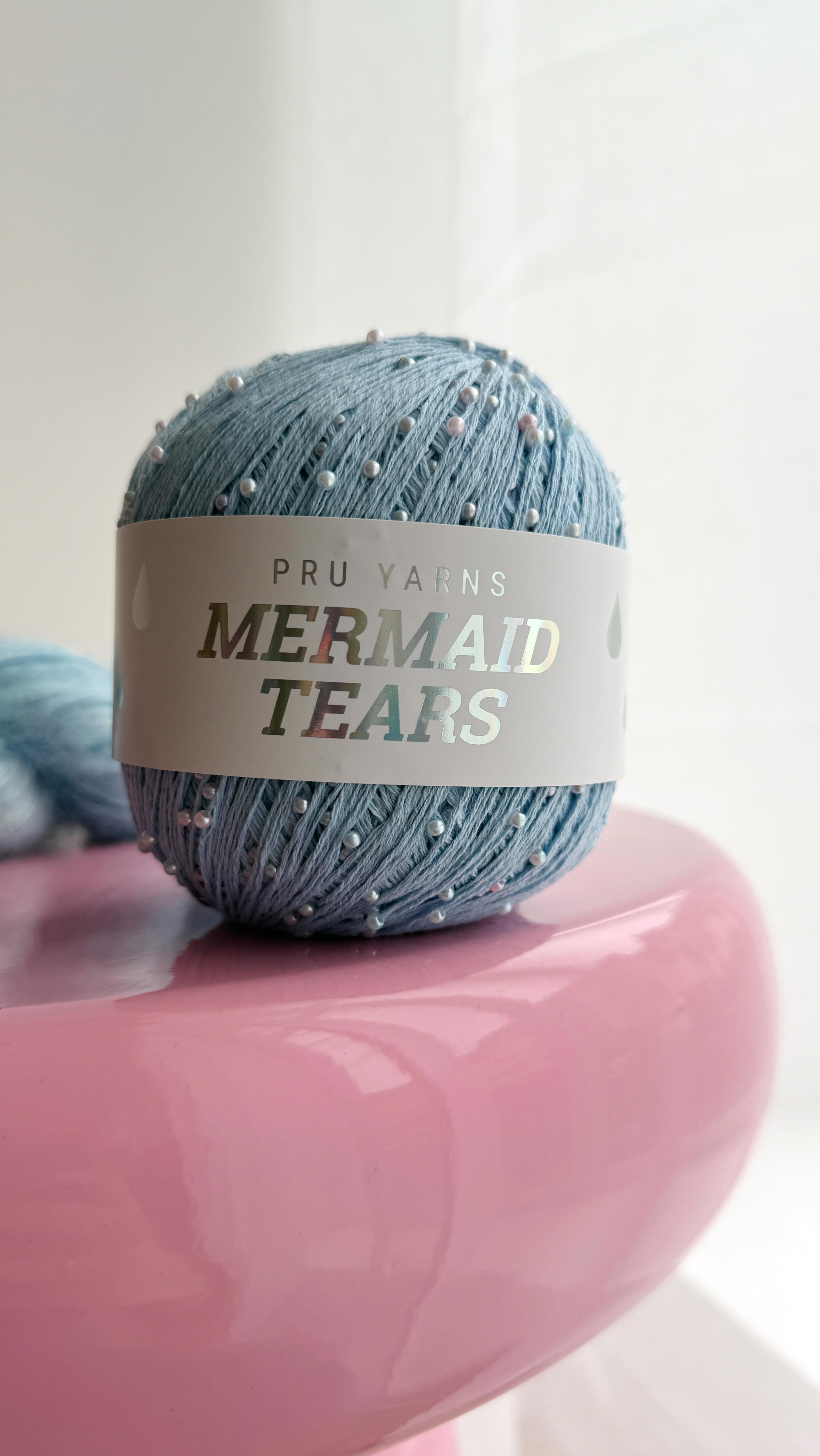 Bonjour and happy Tuesday to you! Today, I am sharing most exciting news with you, because a new player has entered the game: Mermaid Tears - a new yarn from @pru_yarns - was made in heaven and I had the joy to cast on the first stitches this weekend 🔥 And yes, you are right, a new festive design to celebrate the beautiful moments in life is around the corner, because: Which yarn would be more suitable for a sparkling dress, sweater or top than this? 🥰😍
.
.
.
Yarn: Mermaid Tears from @pru_yarns
.
Advertising
.
#knitting #knittinglove #knittingaddict #stricken #strickenmachtglücklich
