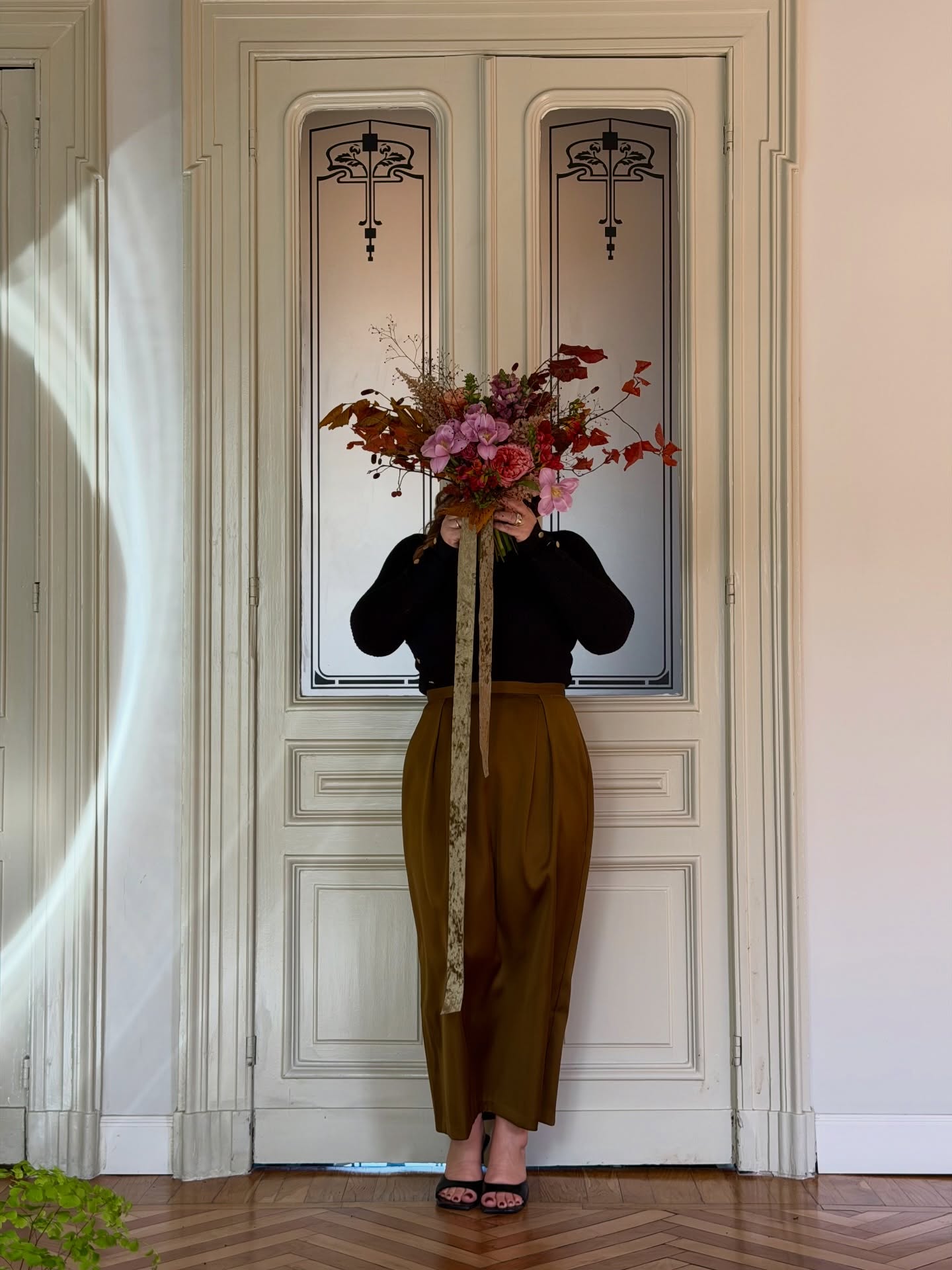 A little hidden in the flowers, but fully present in this new chapter of my life 🌸
I’m so happy to be here in Italy meeting wedding creatives, introducing Aline Bichara Floral Studio, and building thoughtful connections rooted in trust and beauty.
Grateful for the warm welcomes, the shared espresso moments, and the quiet magic of new beginnings. ✨
Photo @victorcreazioni_