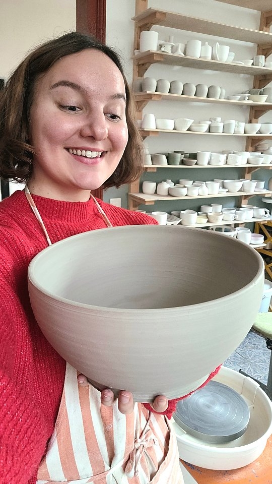 Okkk je suis hyper à la bourre mais mieux vaut tard que jamais : la vidéo des 4kg pour 4k abonnés 🥵
Une session tournage bien sportive, mais à la hauteur de cette commu du love 🧡
On a franchi le cap en décembre, donc c'était absolument pas le bon timing pour moi, entre les marchés et les cours à gogo 💪
Bienvenue à tous les nouveaux azimutés, à celles et ceux qui aiment les shoot de couleurs et les céramiques farfelues ! 🍊
(pitié faites qu'on soit pas aux 5k dans 2 semaines ou je vais me décomposer 🫠)