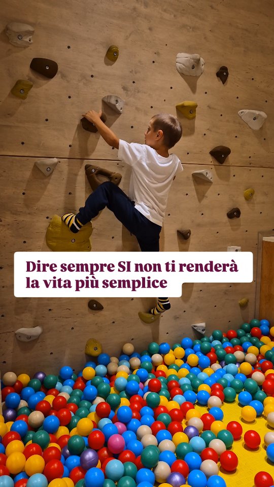 "Te l’ho detto cento volte!"
Ti è mai capitato di pronunciare queste parole con quel misto di frustrazione e incredulità, mentre tuə figliə ignora il limite che hai appena tracciato?
In quei momenti è normale sentirsi impotenti, come se le proprie parole si perdessero nel vento.
Ci chiediamo: "Perché non mi rispetta? Perché non mi prende sul serio?". E spesso pensiamo che il problema sia l’obbedienza, ma la verità è molto più profonda.
Le regole non sono strumenti per farci ascoltare “subito” o per far “rigare dritto” i bambinə.
Ma devono essere pensate come ponti per costruire fiducia e cornici entro cui garantire sicurezza. 🌱
🫸Scrivi REGOLE nei commenti per ricevere subito la mia guida gratuita sugli errori più comuni che facciamo come genitori, e iniziare in modo leggero ma concreto a cambiare le cose, fin da subito 🫷
Dire sempre di sì o sempre di no non educa: sono estremi che confondono invece di guidare.
I limiti, in realtà, sono libertà, perchè offrono un perimetro sicuro entro cui tuə figliə può sperimentare e scegliere, muoversi e trasformarsi sapendo che c’è una presenza che lo accompagna con coerenza.
E quando una regola viene ignorata, prova a fermarti e a chiederti:
👉 È adatta alla sua età e al contesto?
👉 Serve al suo benessere o solo al mio bisogno di controllo?
👉 Protegge qualcuno o qualcosa (la salute, l'Altrə, l'ambiente)?
Se la regola protegge, allora ha una funzione educativa e deve essere preservata: pensa a come comunicarla diversamente.
Se serve solo a semplificare la tua giornata, forse vale la pena rivederla.
Passare dalle regole-muro alle regole-ponte significa smettere di pretendere obbedienza e iniziare a educare con intenzione, con uno scopo.
Un semino alla volta, possiamo trasformare lo scontro in relazione.
✨ Ti capita mai di sentirti intrappolatə invischiatə in trattative infinite per ogni minima regola? Come ti senti in quei momenti: più frustratə o più impotente? Raccontami il tuo stato d'animo nei commenti, ti leggo. 👇